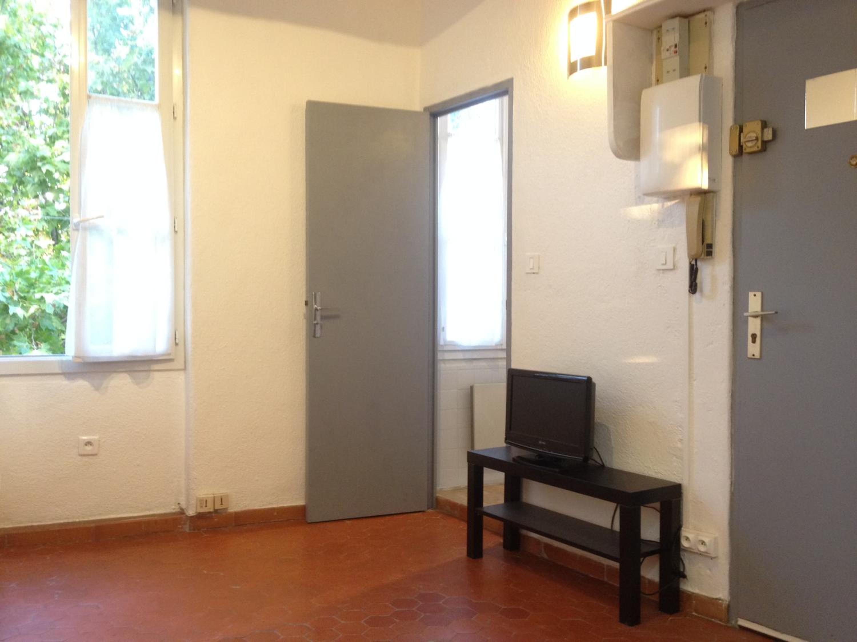 Studio Apartment - Photo 1