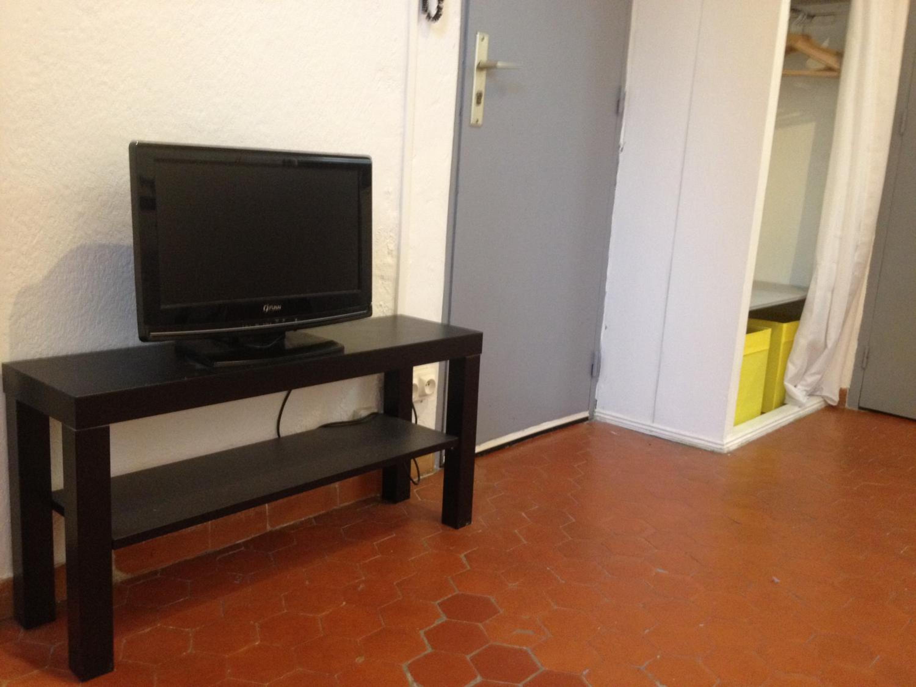 Studio Apartment - Photo 2