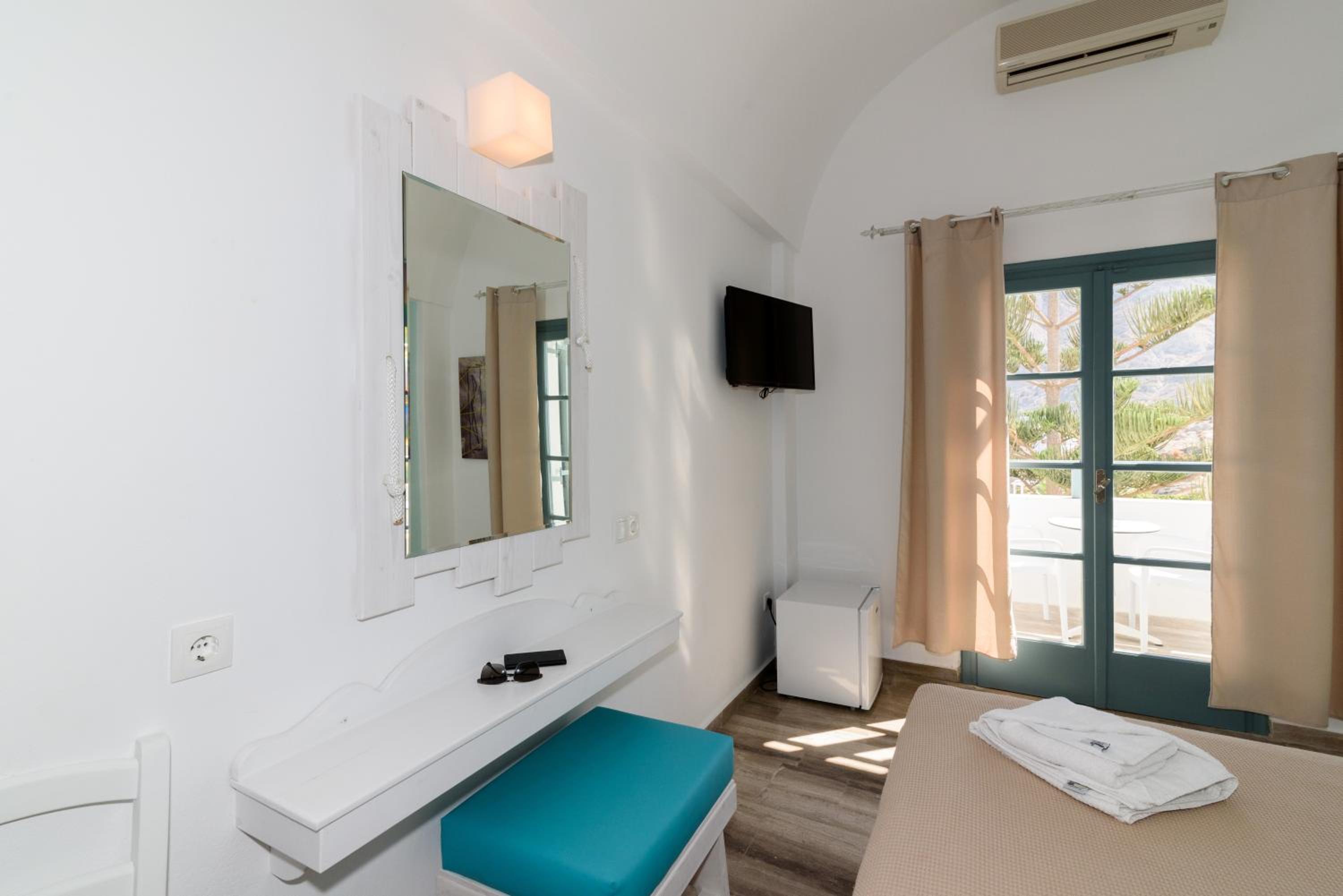 Standard Double Room with Balcony - Photo 6