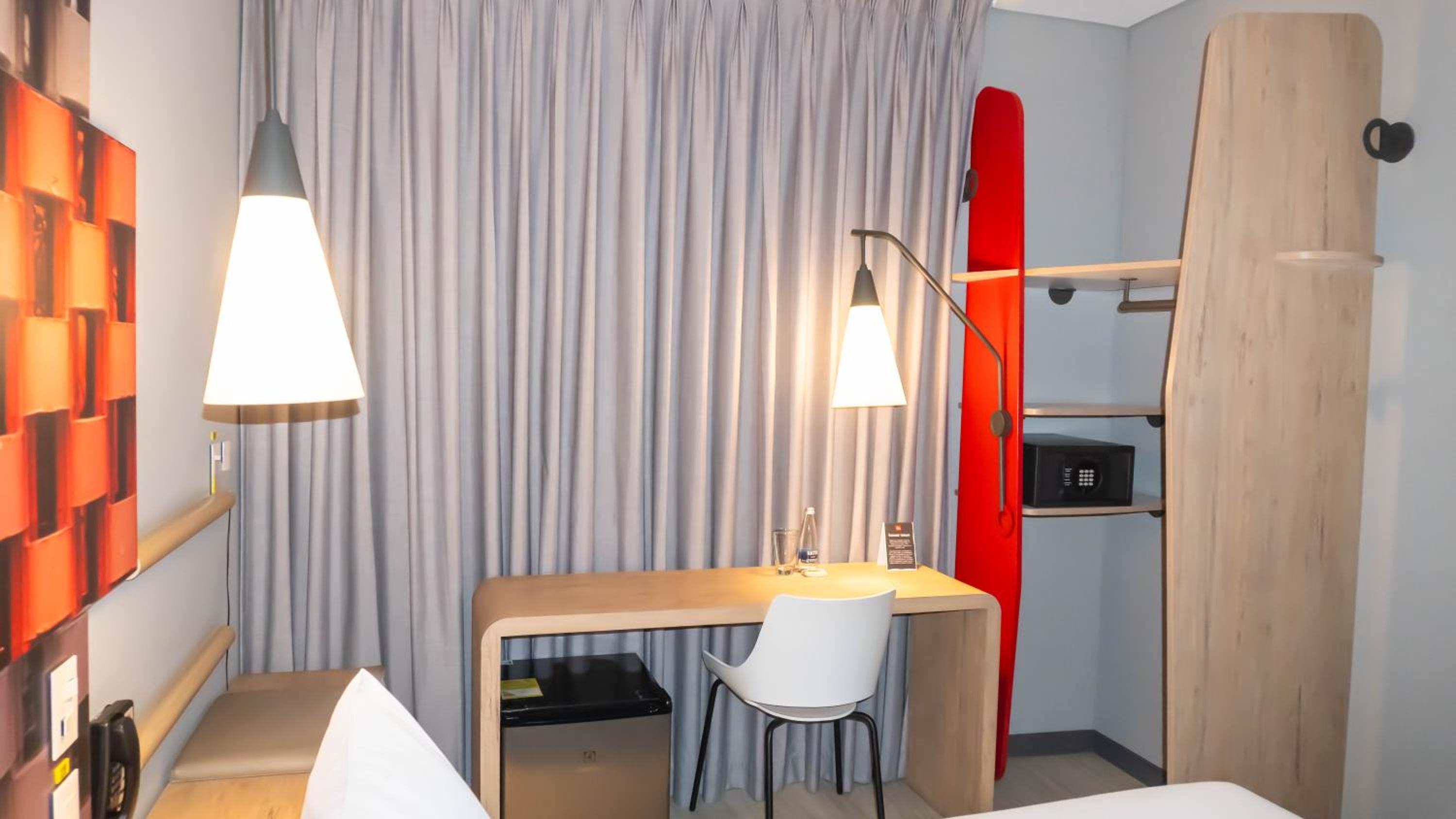Superior Plug & Play Room with Queen Size Bed - Photo 3