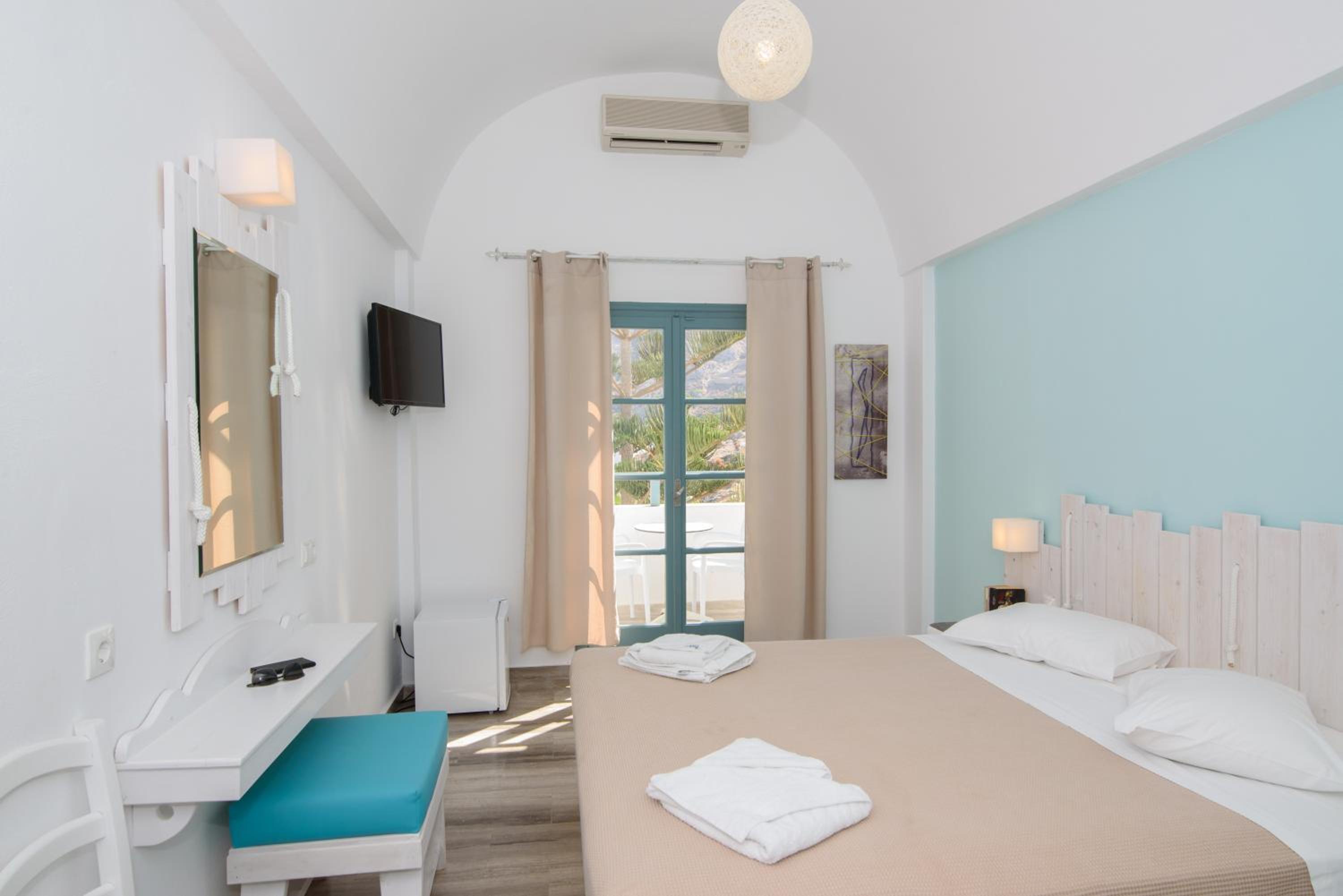 Standard Double Room with Balcony - Photo 2