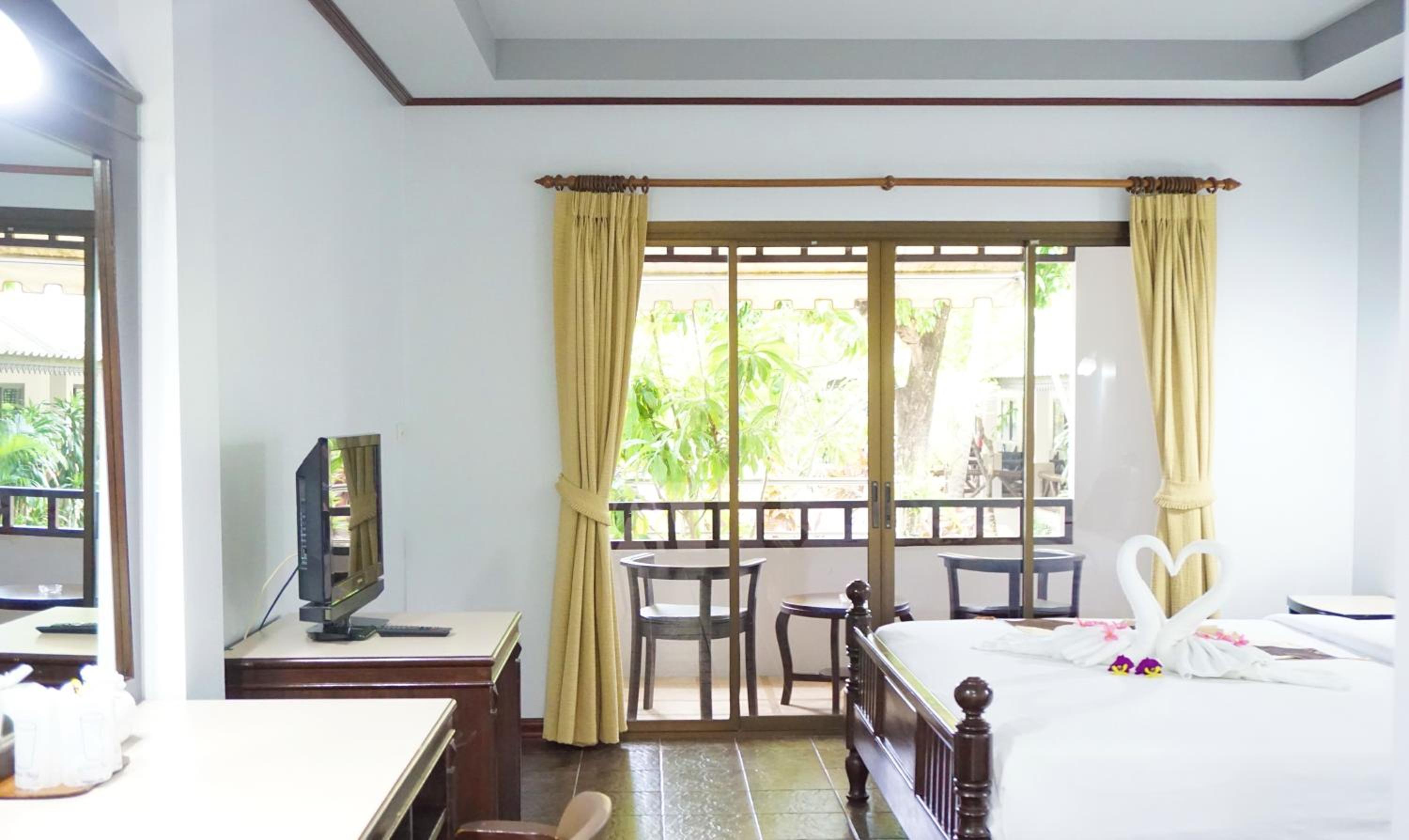Double Room with Pool View - Photo 7