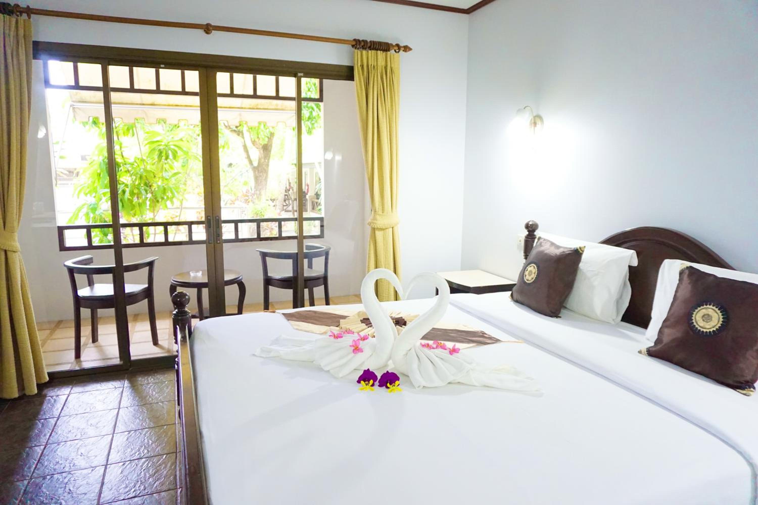 Double Room with Pool View - Photo 5