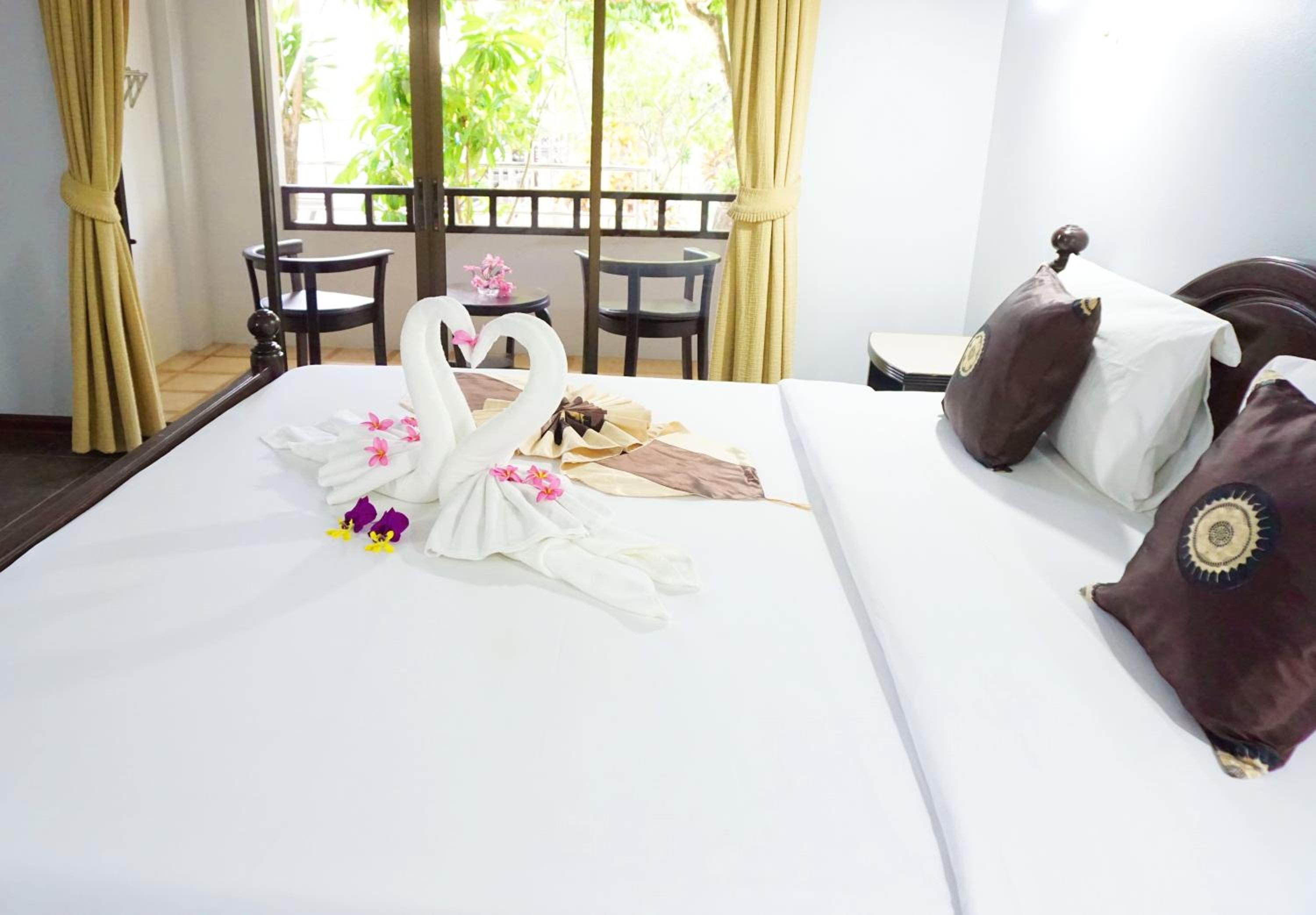 Double Room with Pool View - Photo 18