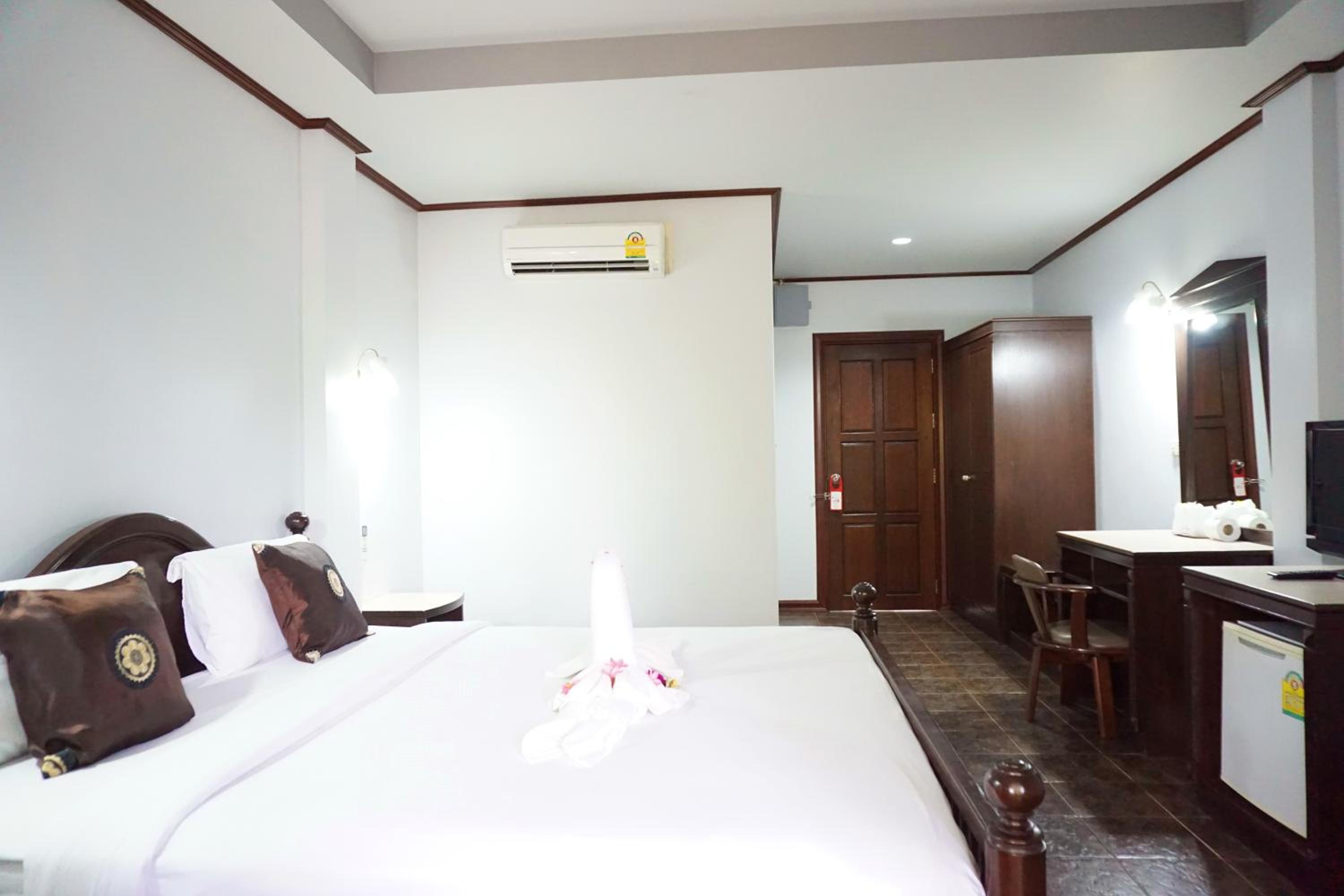 Double Room with Pool View - Photo 4