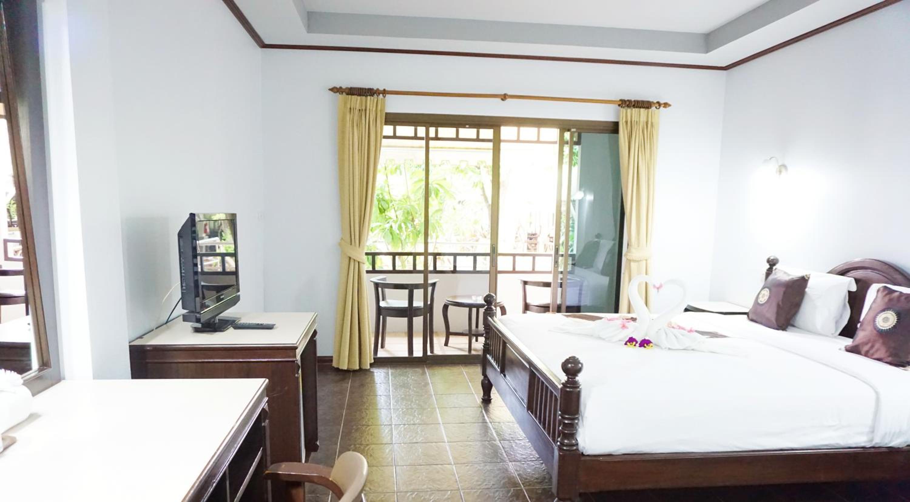 Double Room with Pool View - Photo 15