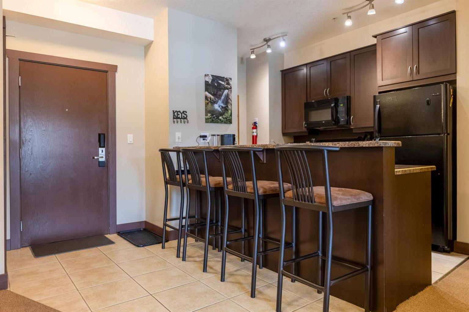 Two-Bedroom Apartment with Mountain View photo 2