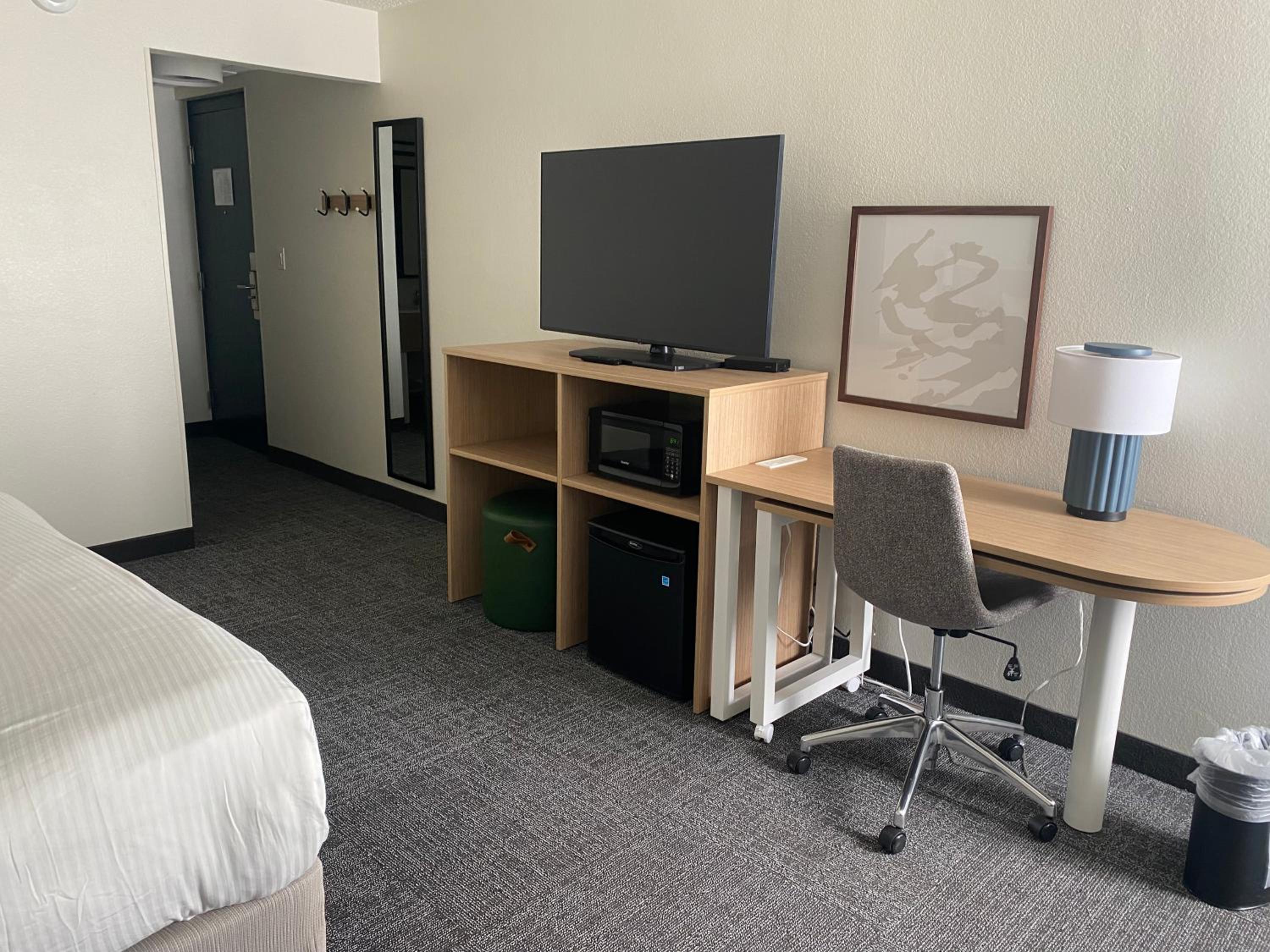 Deluxe King Room - Non-Smoking photo 2