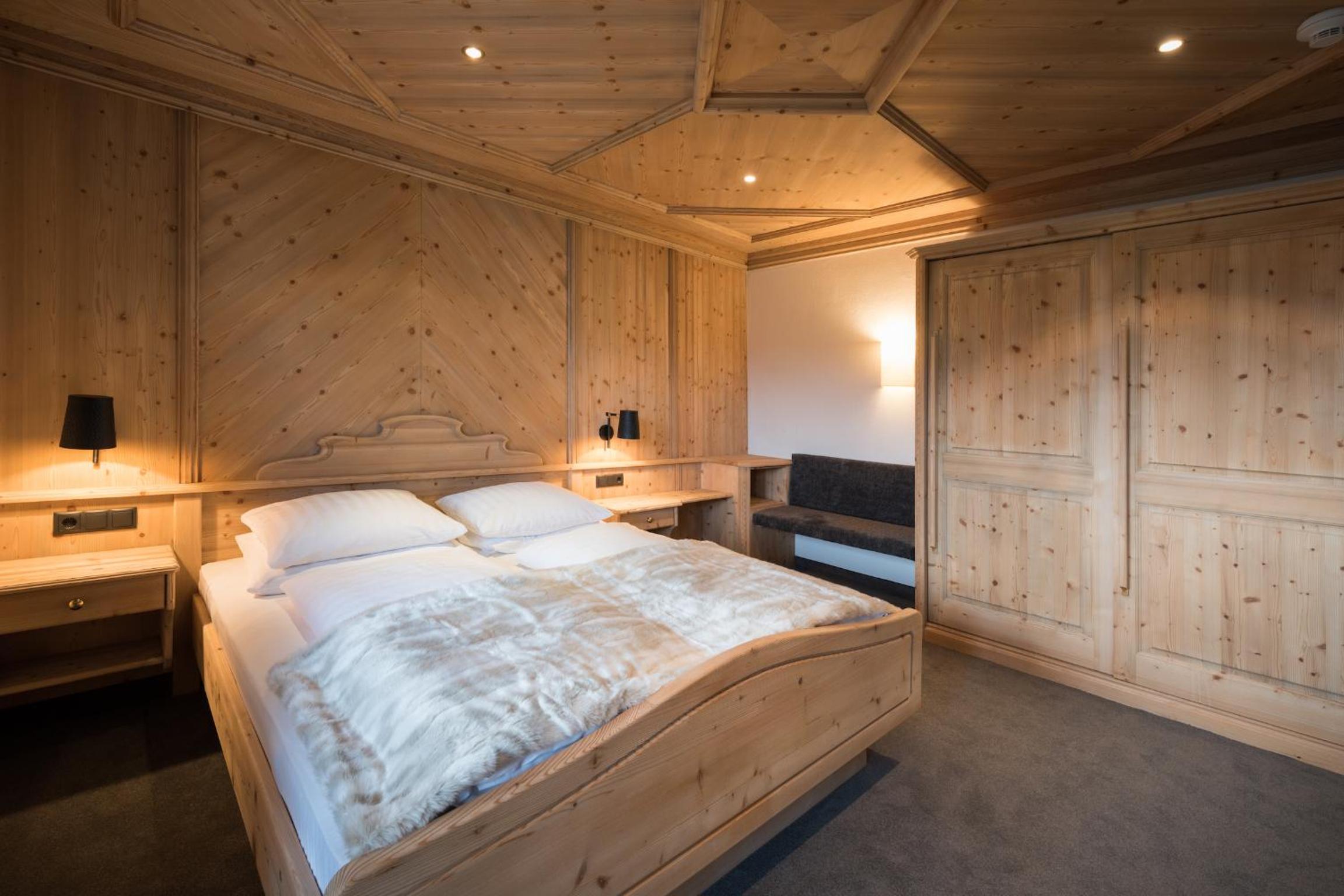 Deluxe Family Suite - Photo 10