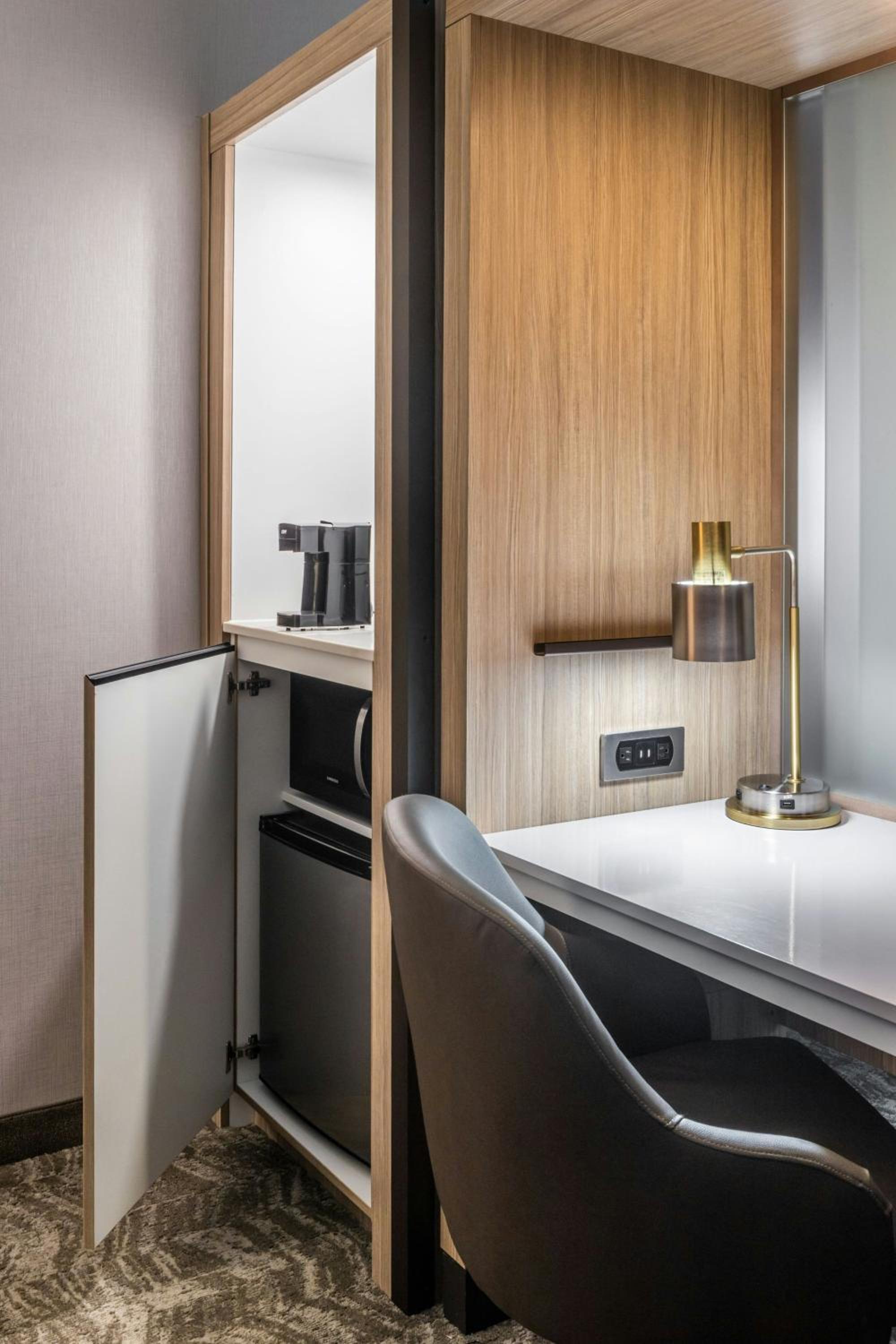Queen Suite with Sofa Bed - Photo 5