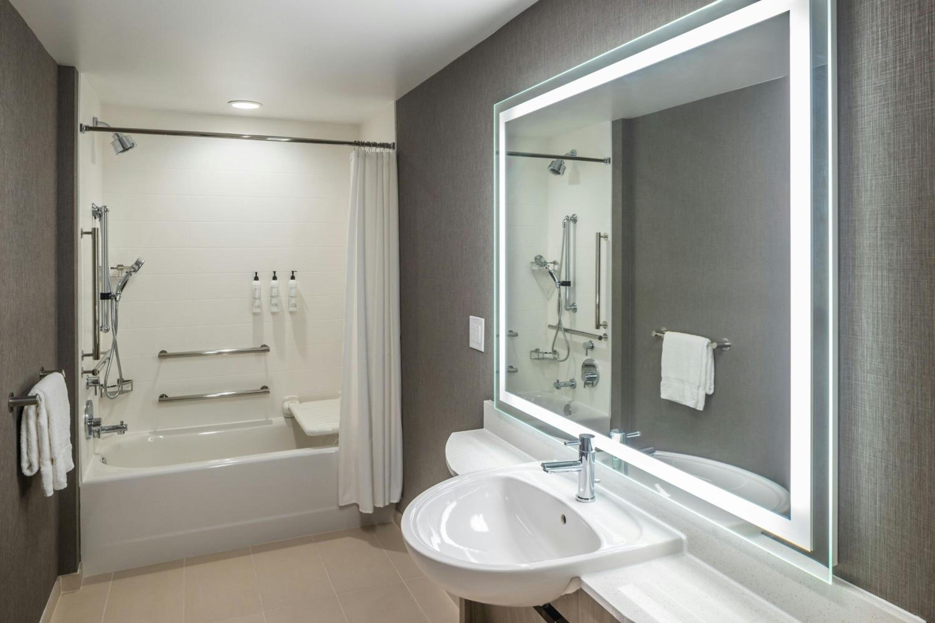 Queen Suite with Sofa Bed - Photo 4