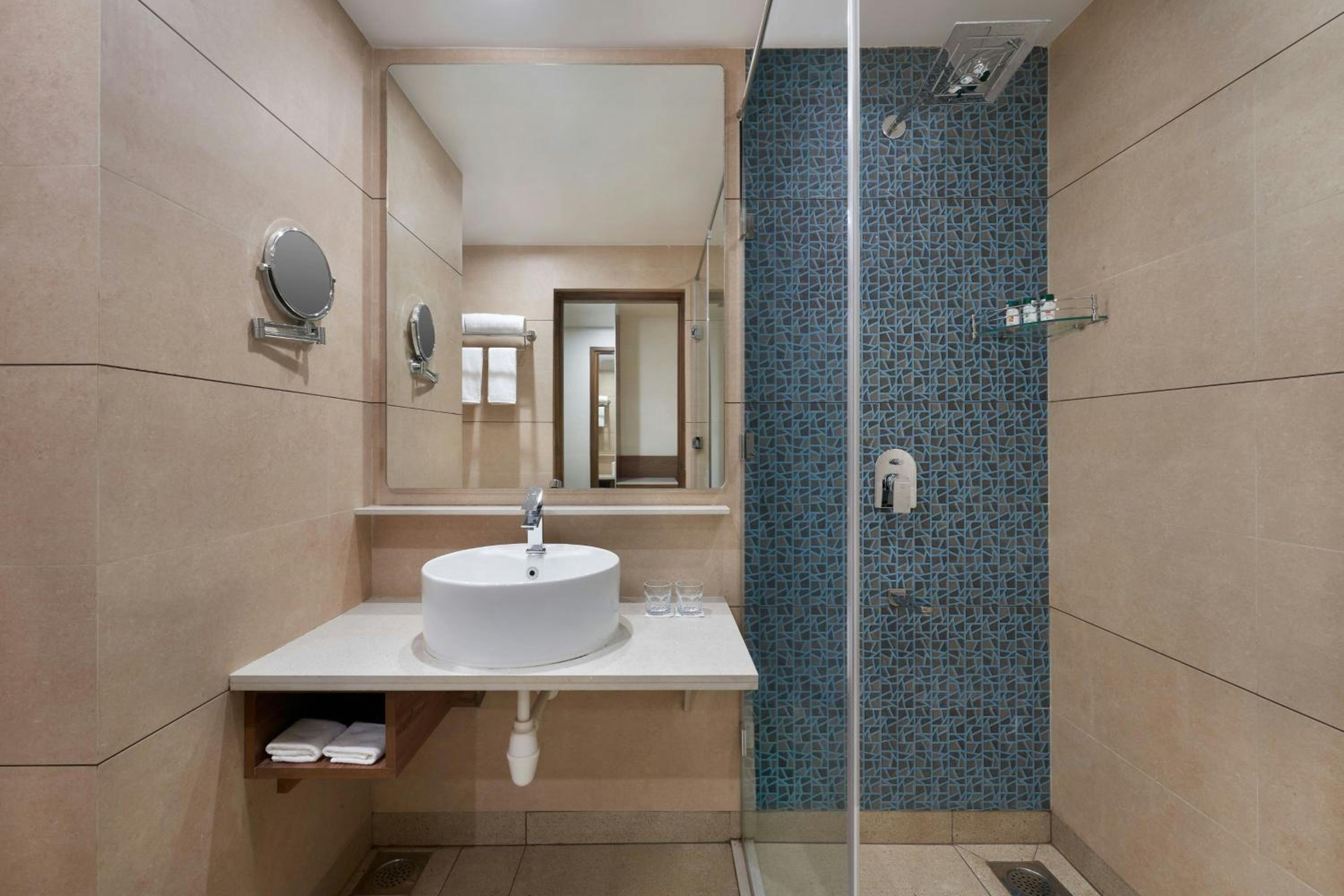 Hazel One-Bedroom King Suite photo 3
