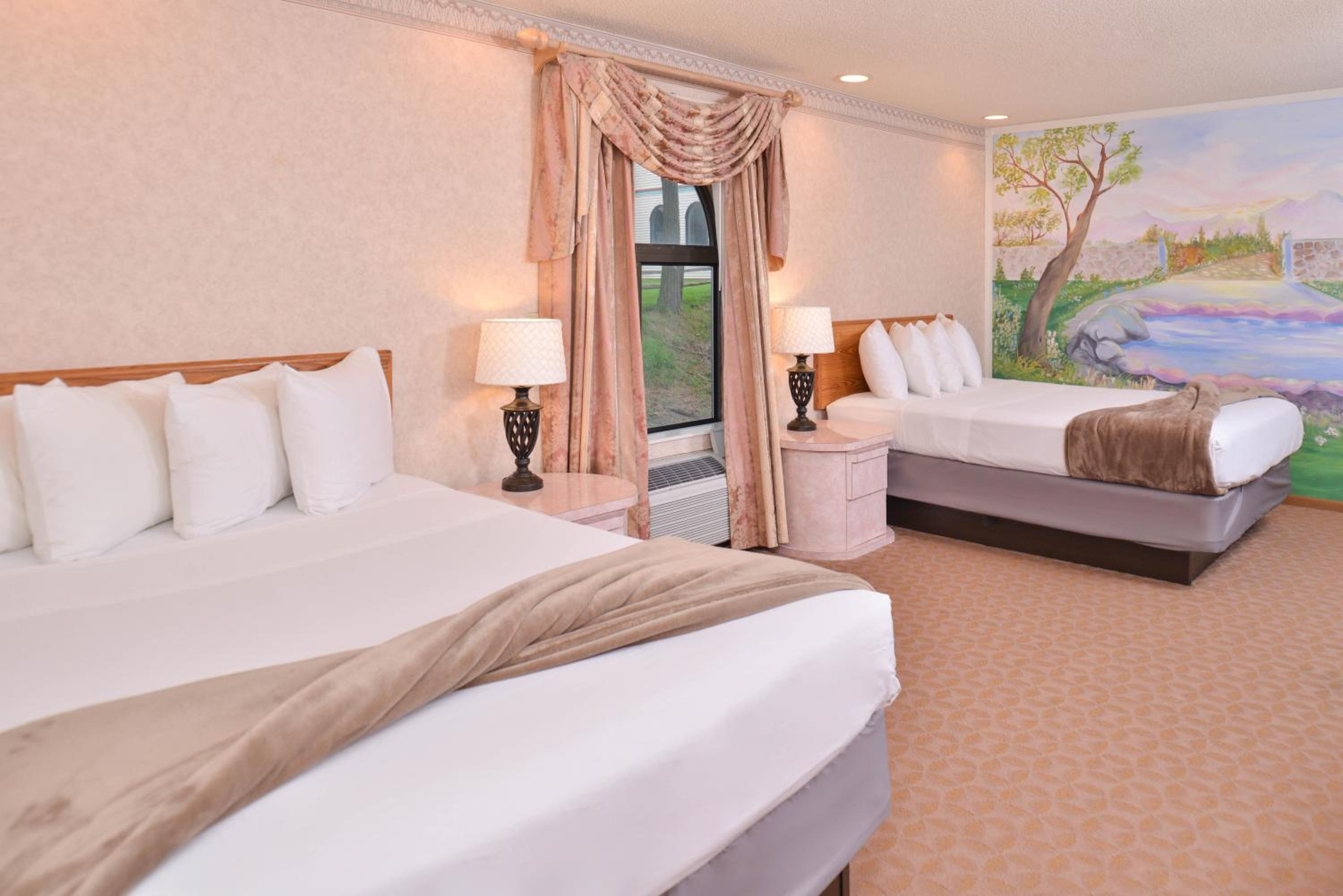 2 Bedroom Suite - 1 King, 2 Queen  - Non Smoking