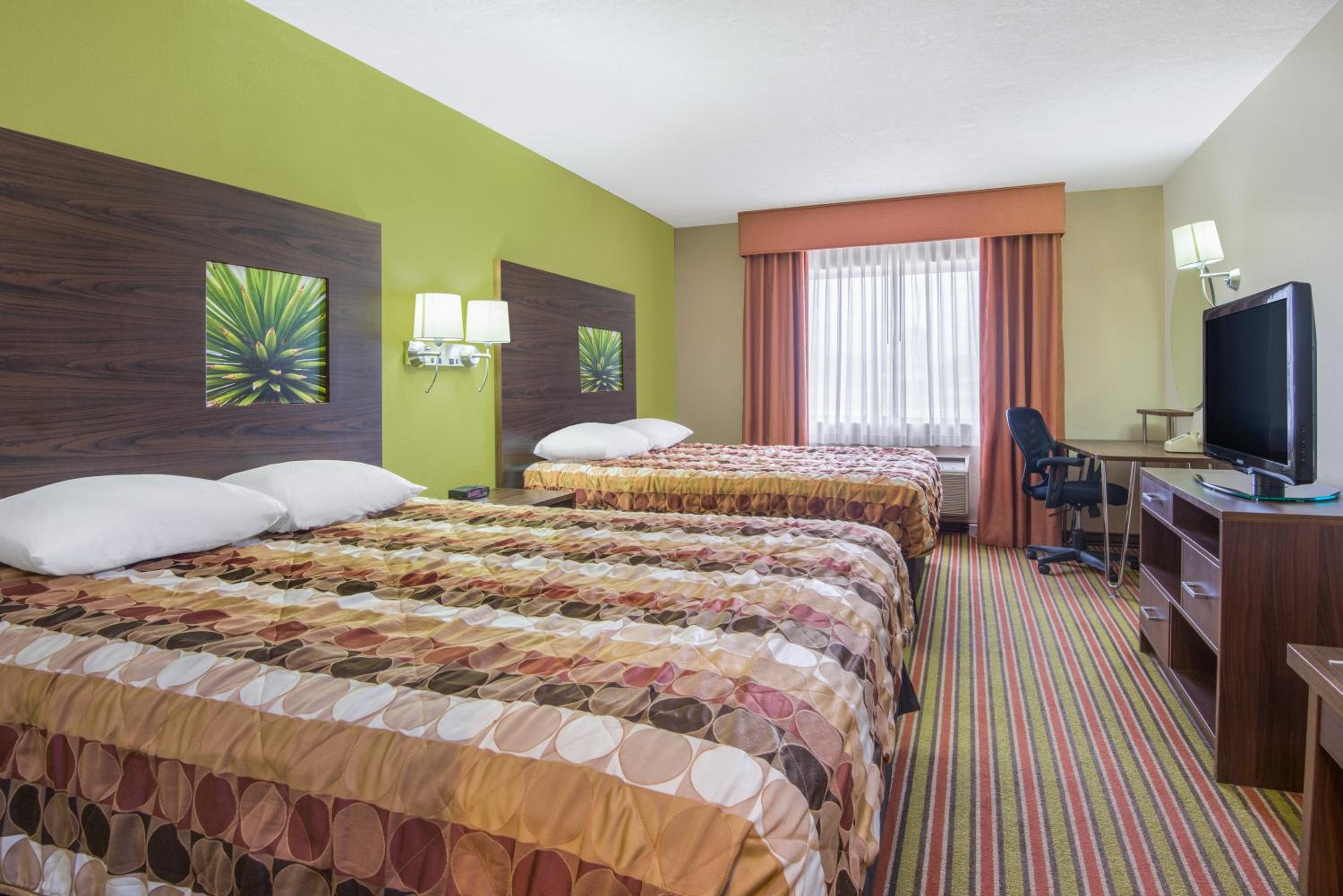 Queen Room with Two Queen Beds - Non-Smoking - Photo 1