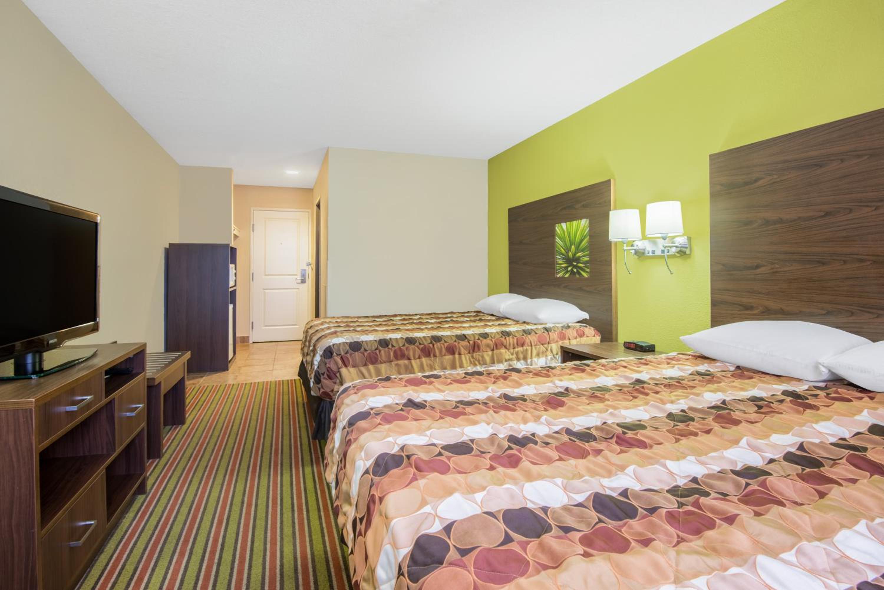 Queen Room with Two Queen Beds - Non-Smoking - Photo 2