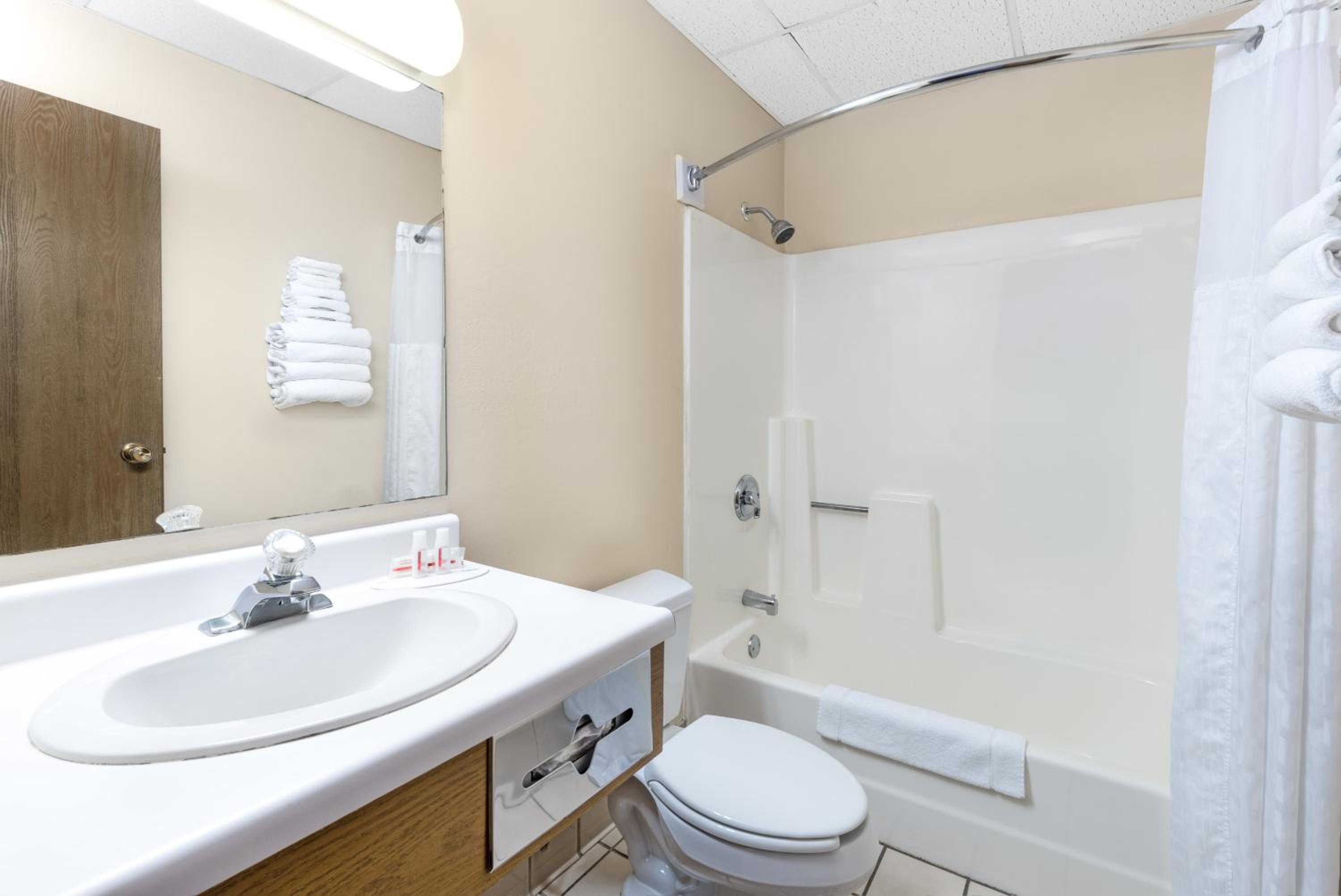 Queen Room - Pet Friendly/Non-Smoking - Photo 2