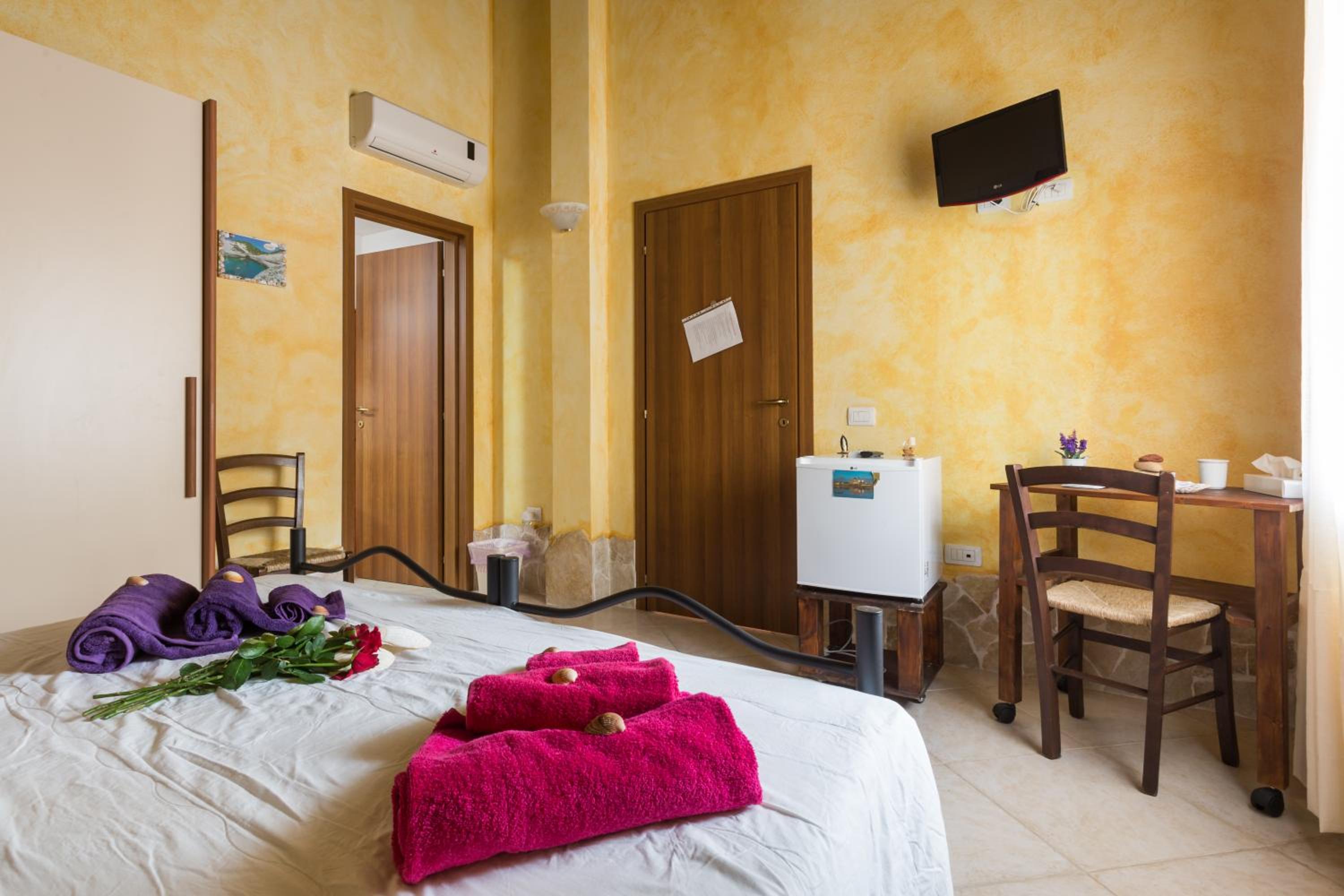 Double Room with Private Bathroom - Photo 22