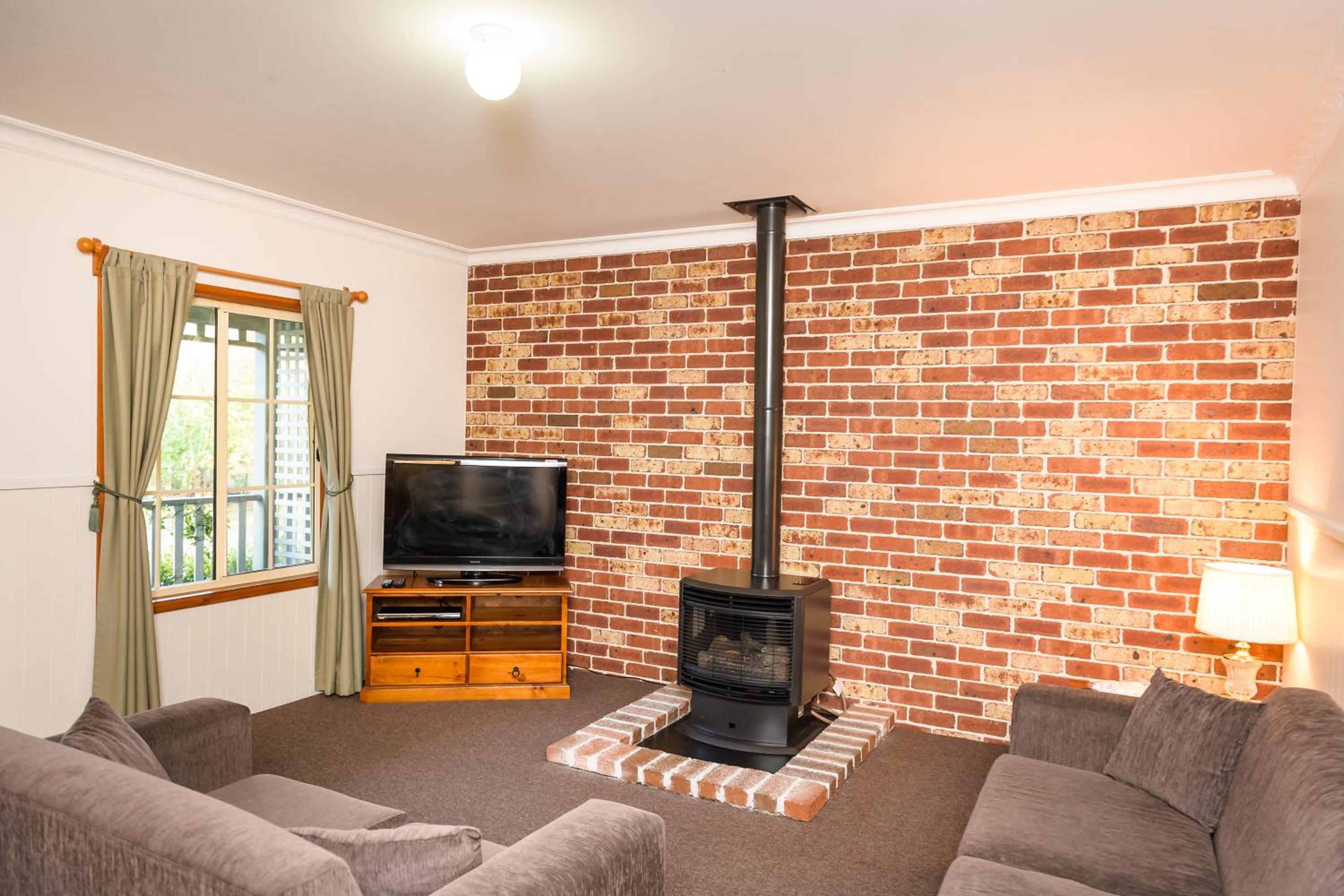 Linden Two-Bedroom Cottage - Photo 9