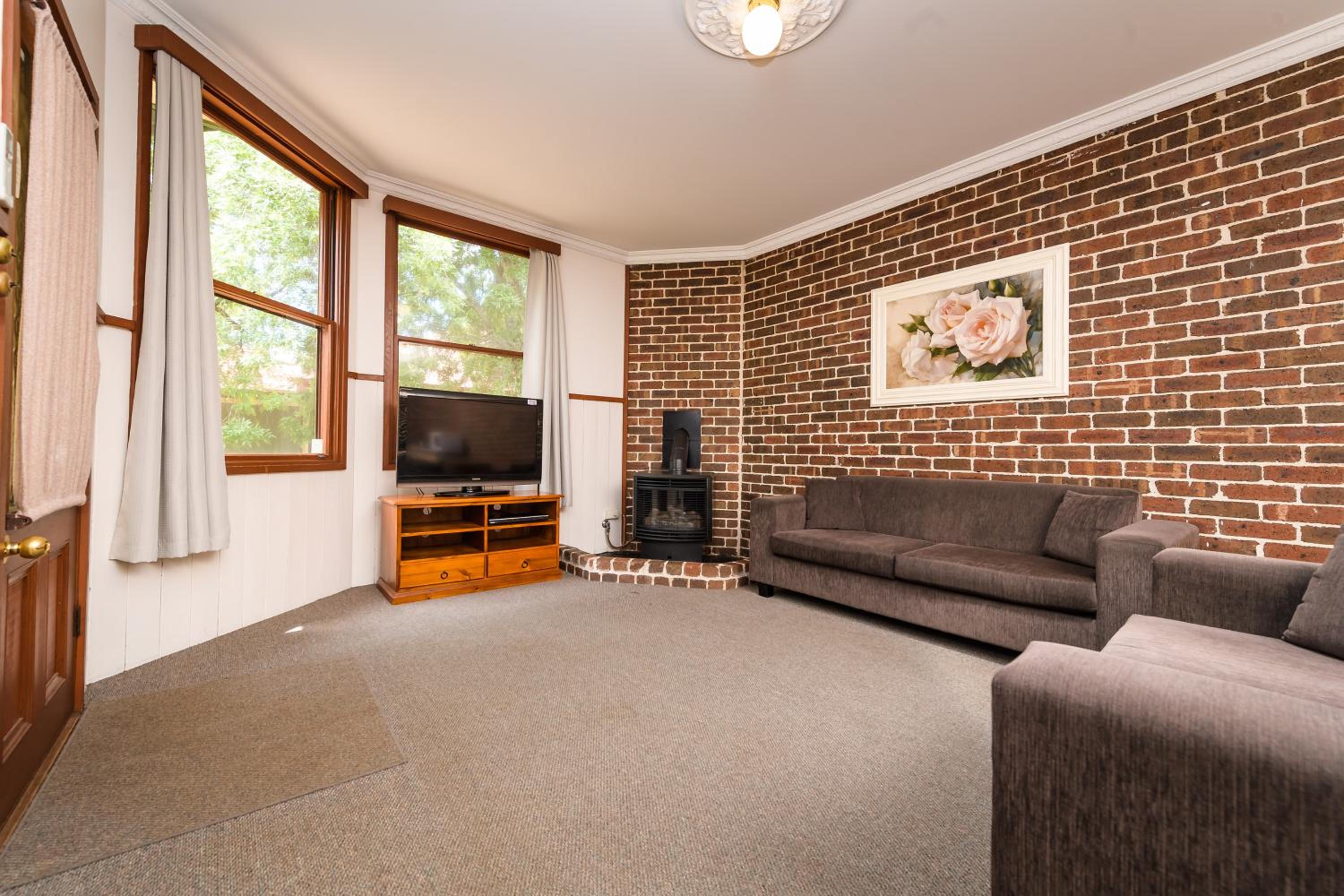 Pine Two-Bedroom Cottage - Photo 4