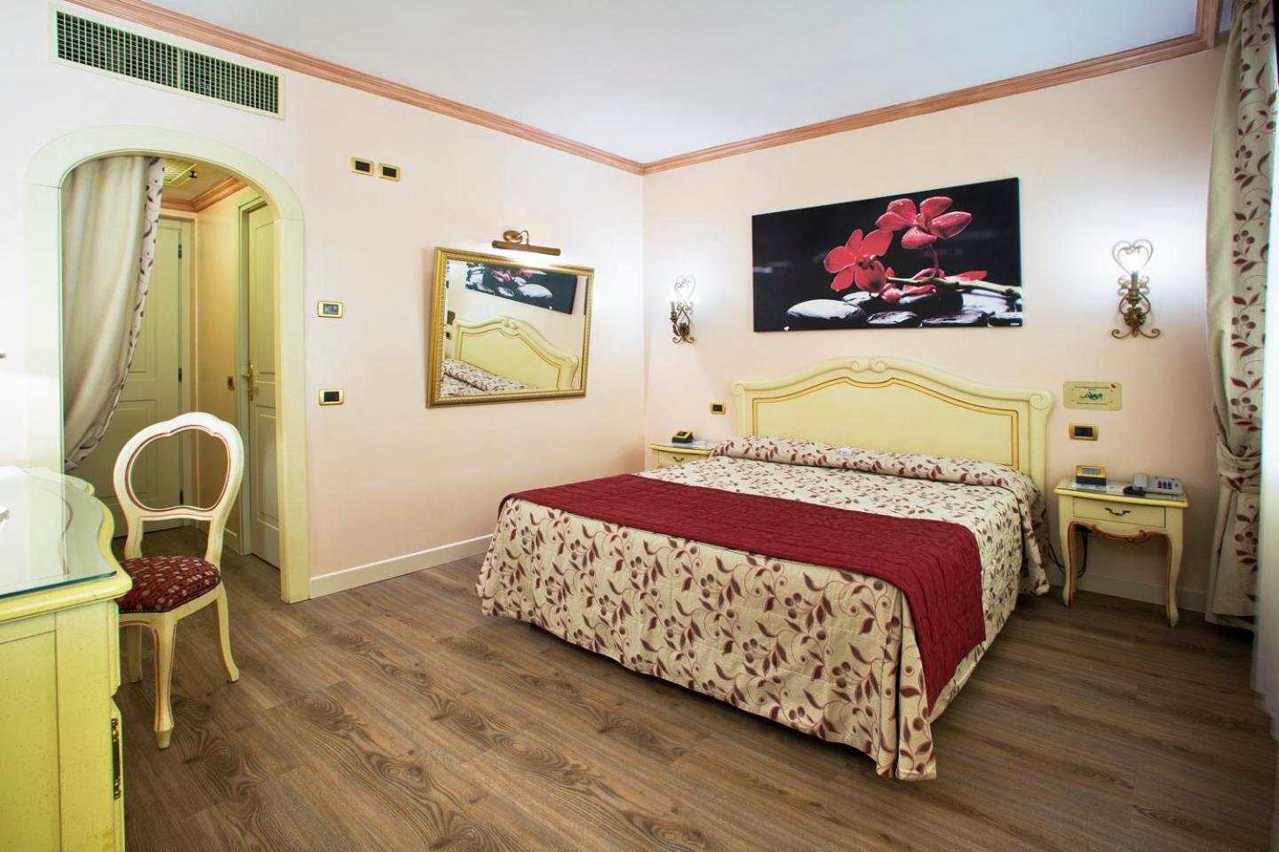 Standard Double Room - Photo 8
