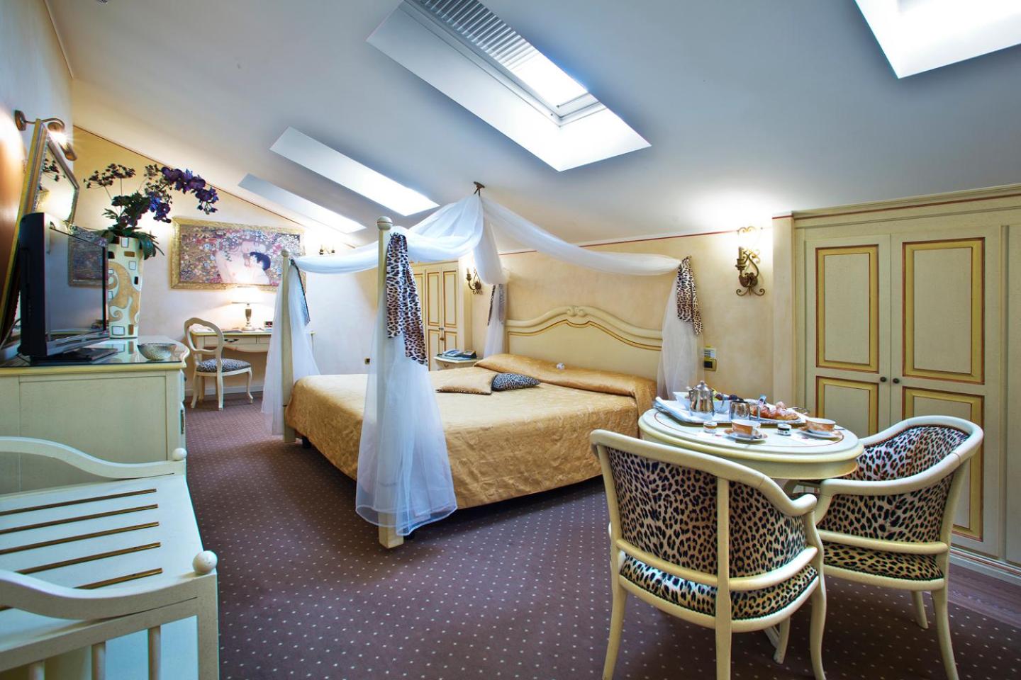 Senior Suite - Photo 5