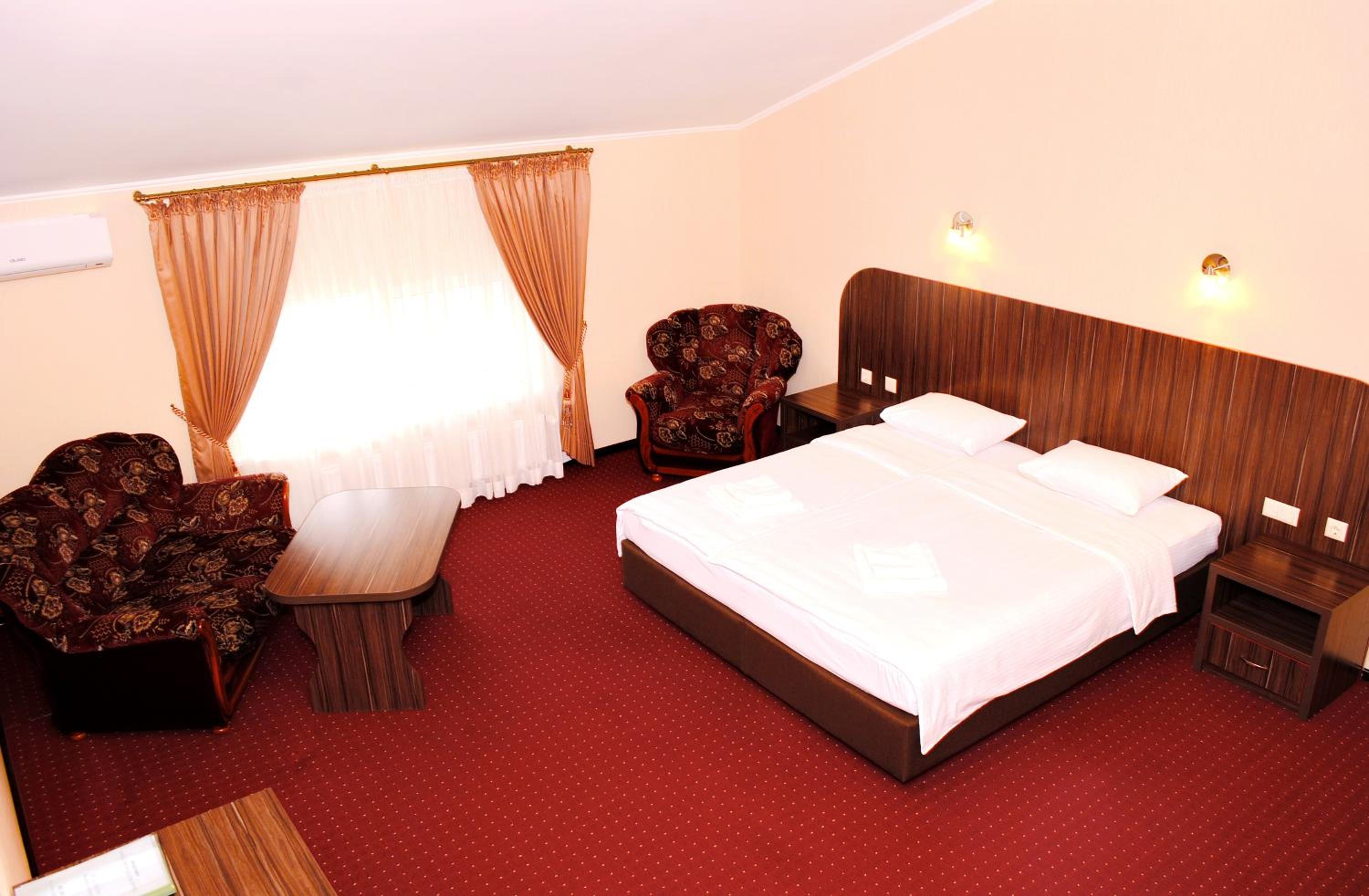 Large Double or Twin Room photo 1