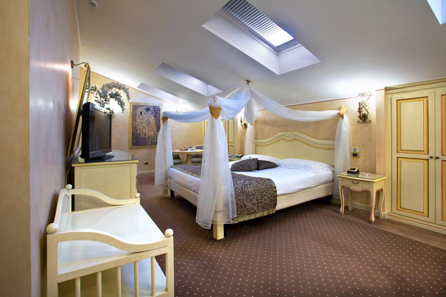Senior Suite - Photo 3