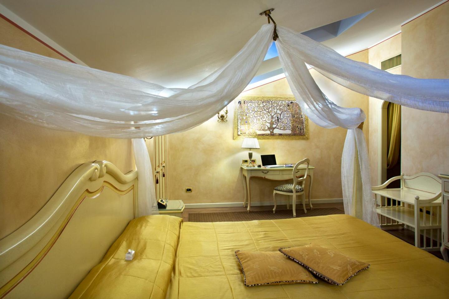 Senior Suite - Photo 7