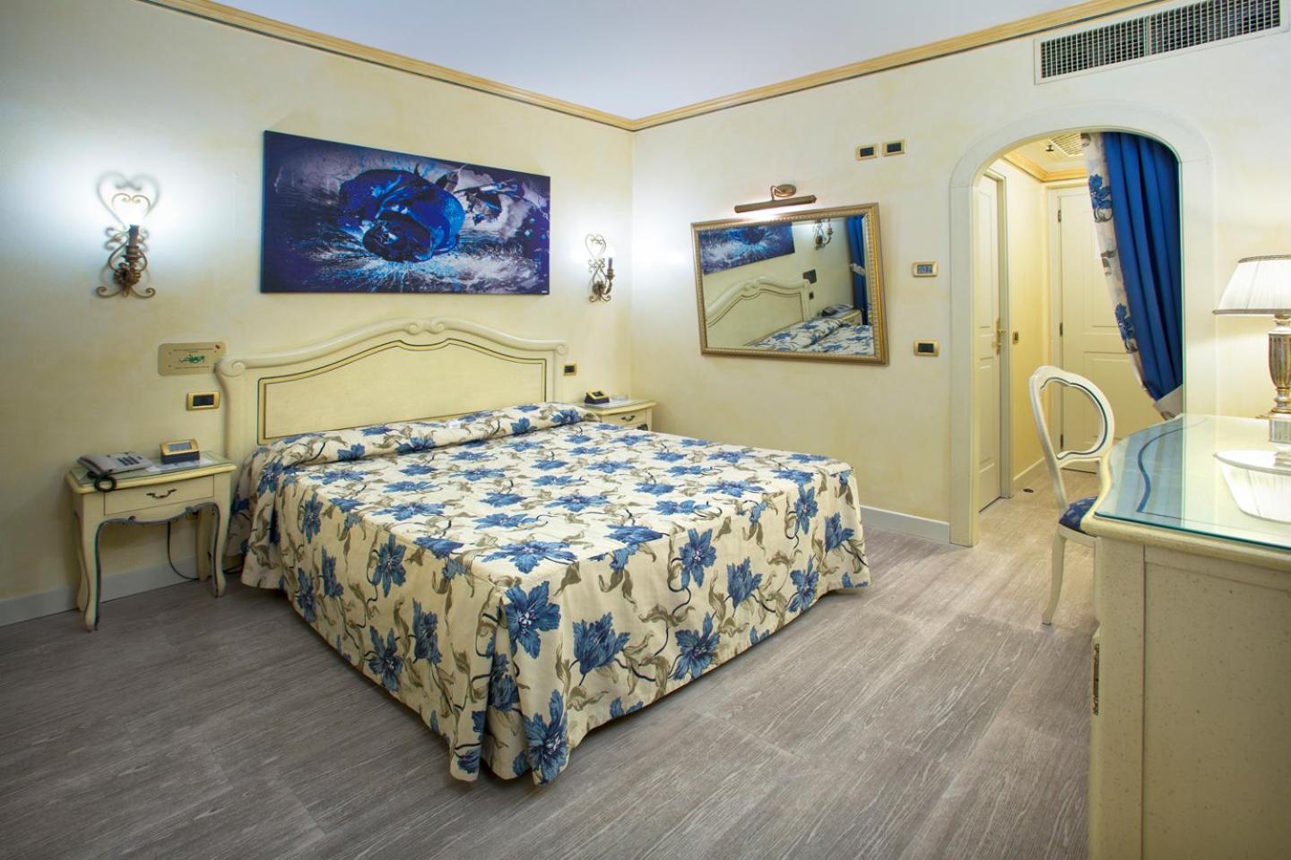 Standard Double Room - Photo 11