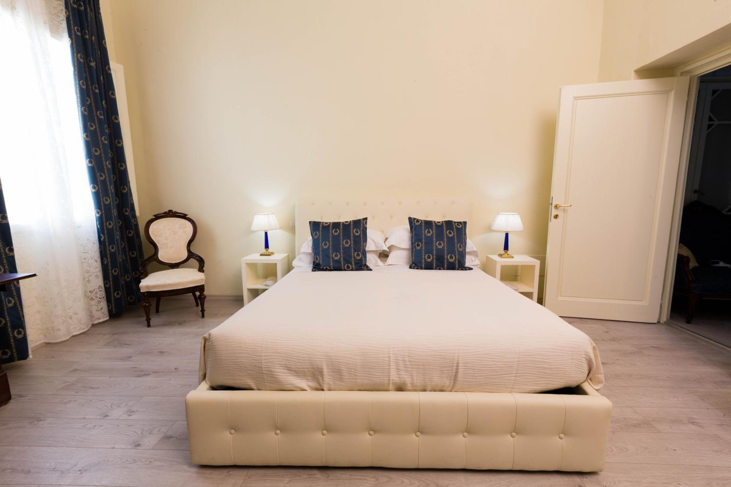 Deluxe Double Room with bathtub photo 1