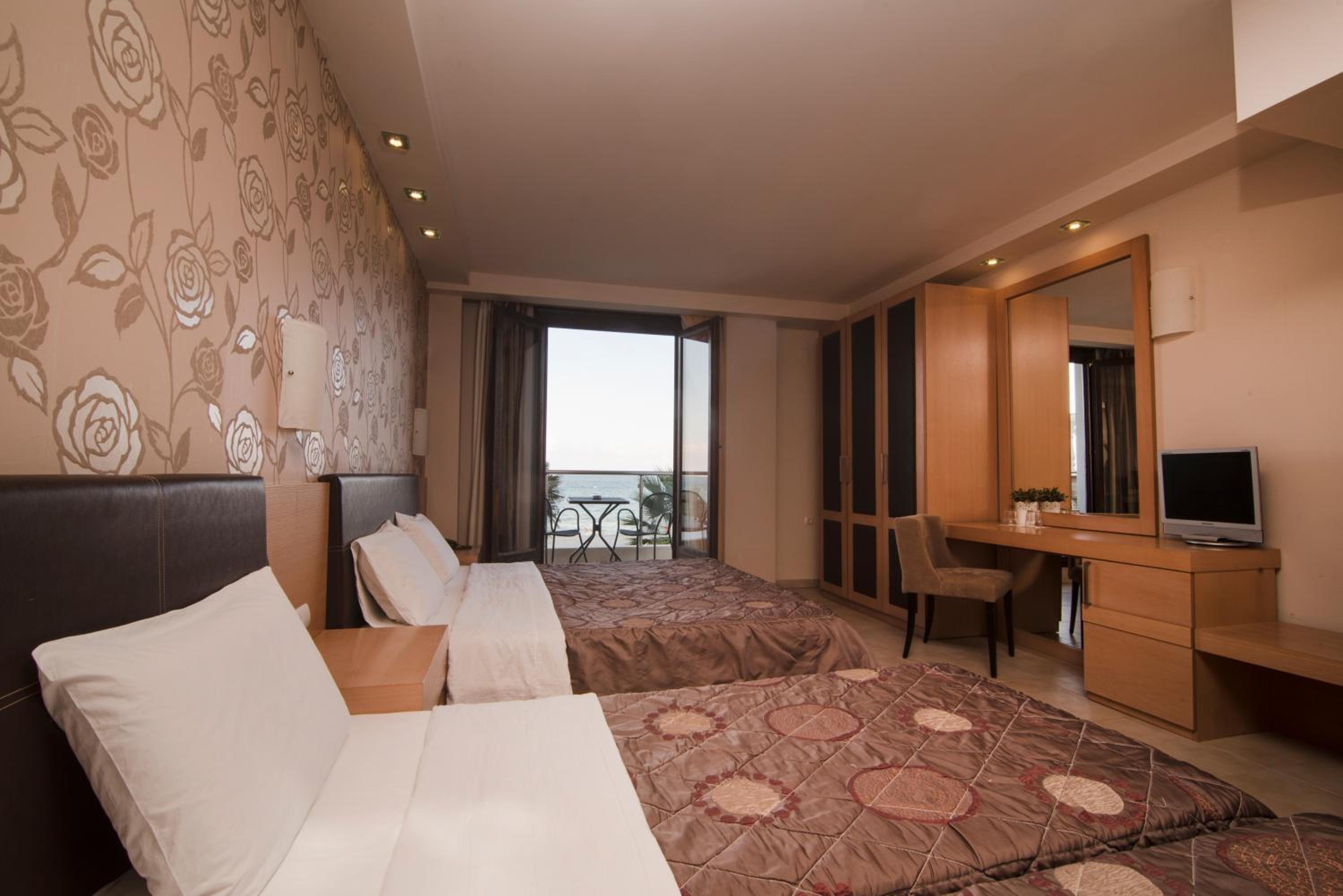 Quadruple Room with Sea View - Photo 3