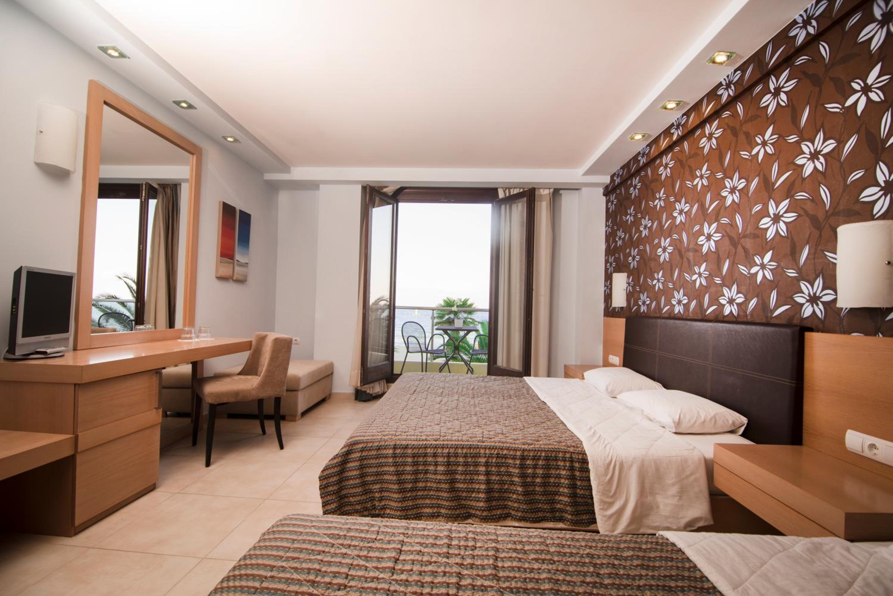 Quadruple Room with Sea View - Photo 4