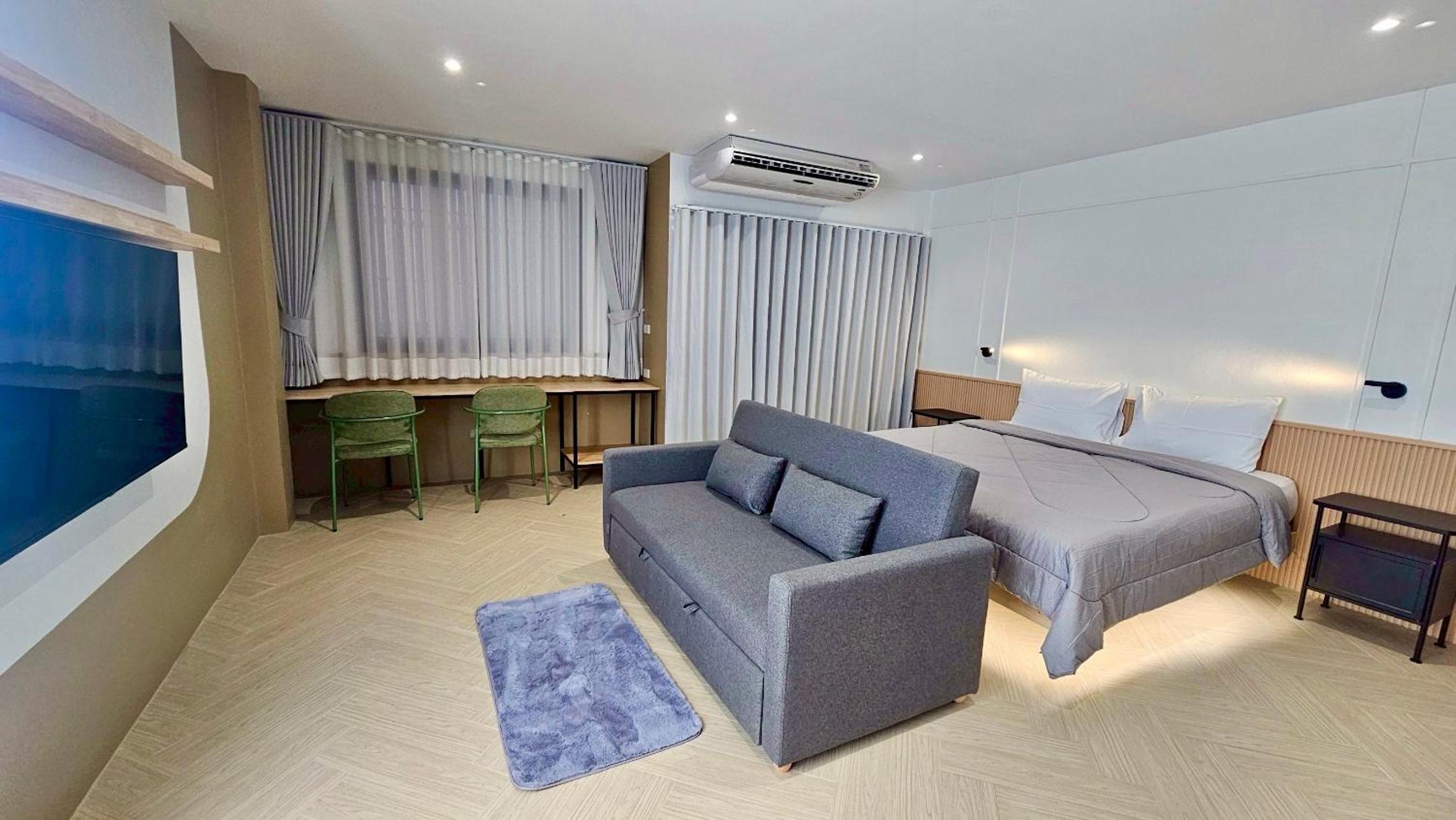 Deluxe One-Bedroom Apartment