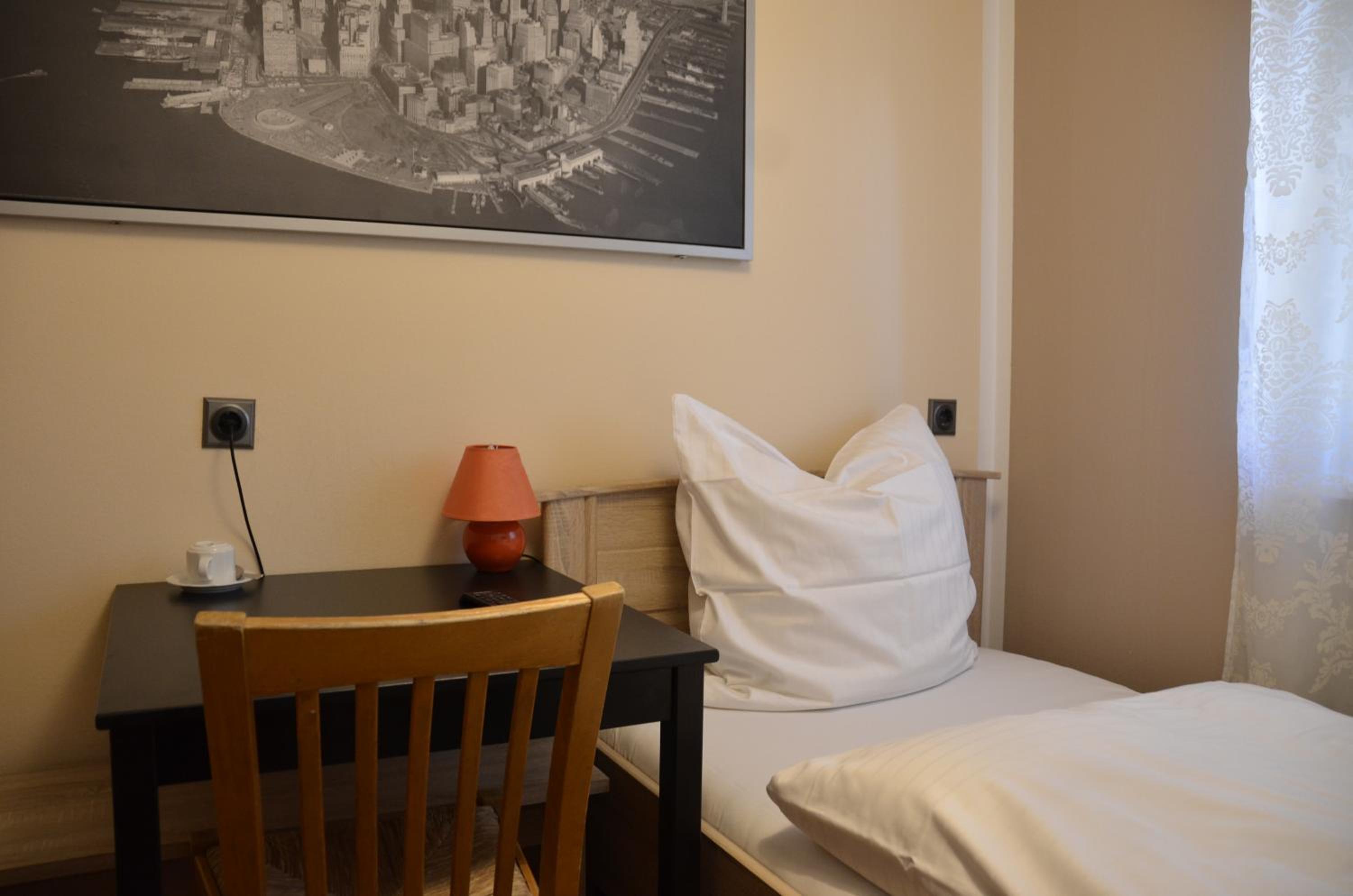 Basic Single Room with Shared Bathroom photo 1