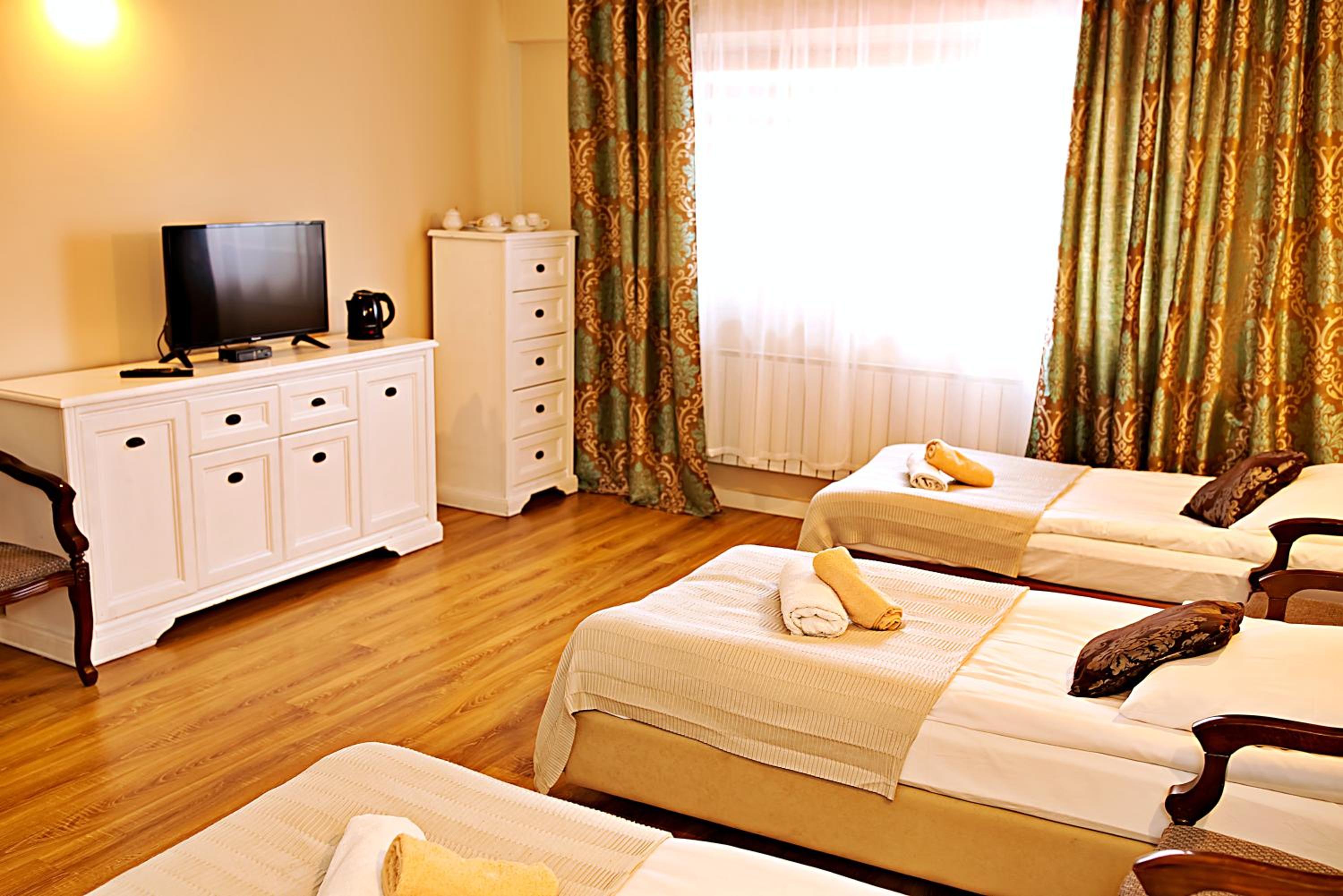 Large Double Room - Photo 1