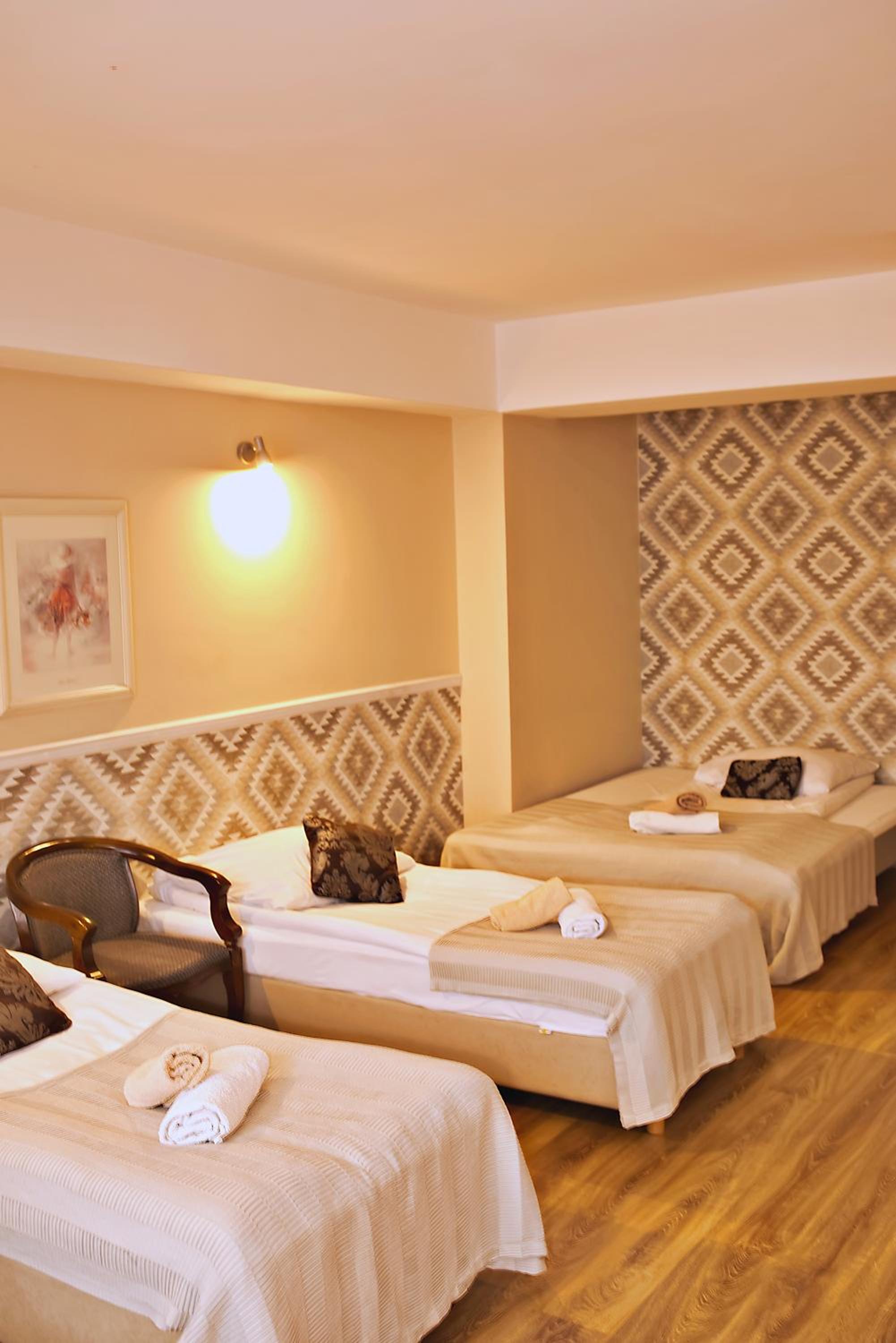 Large Double Room - Photo 3