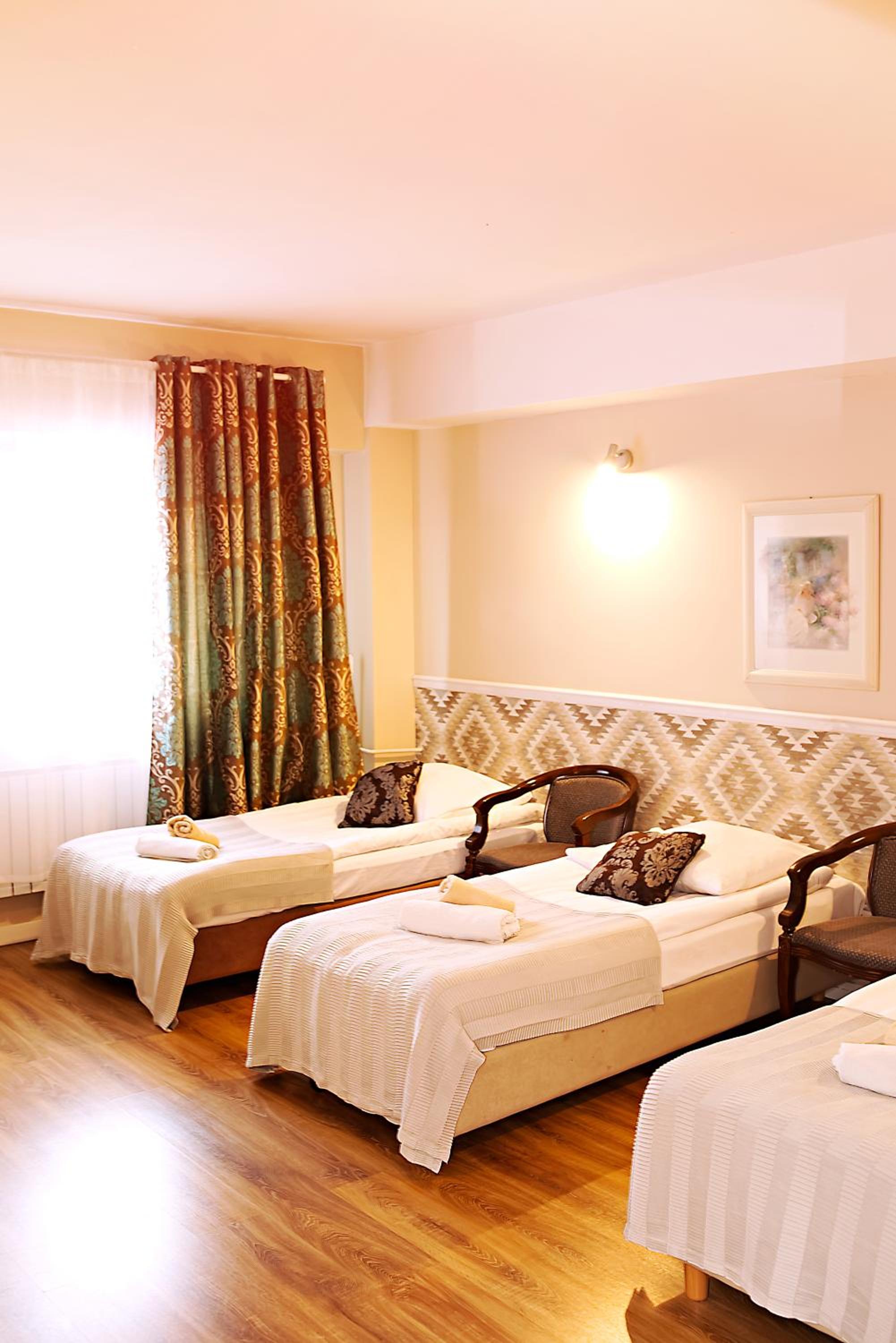 Large Double Room - Photo 2