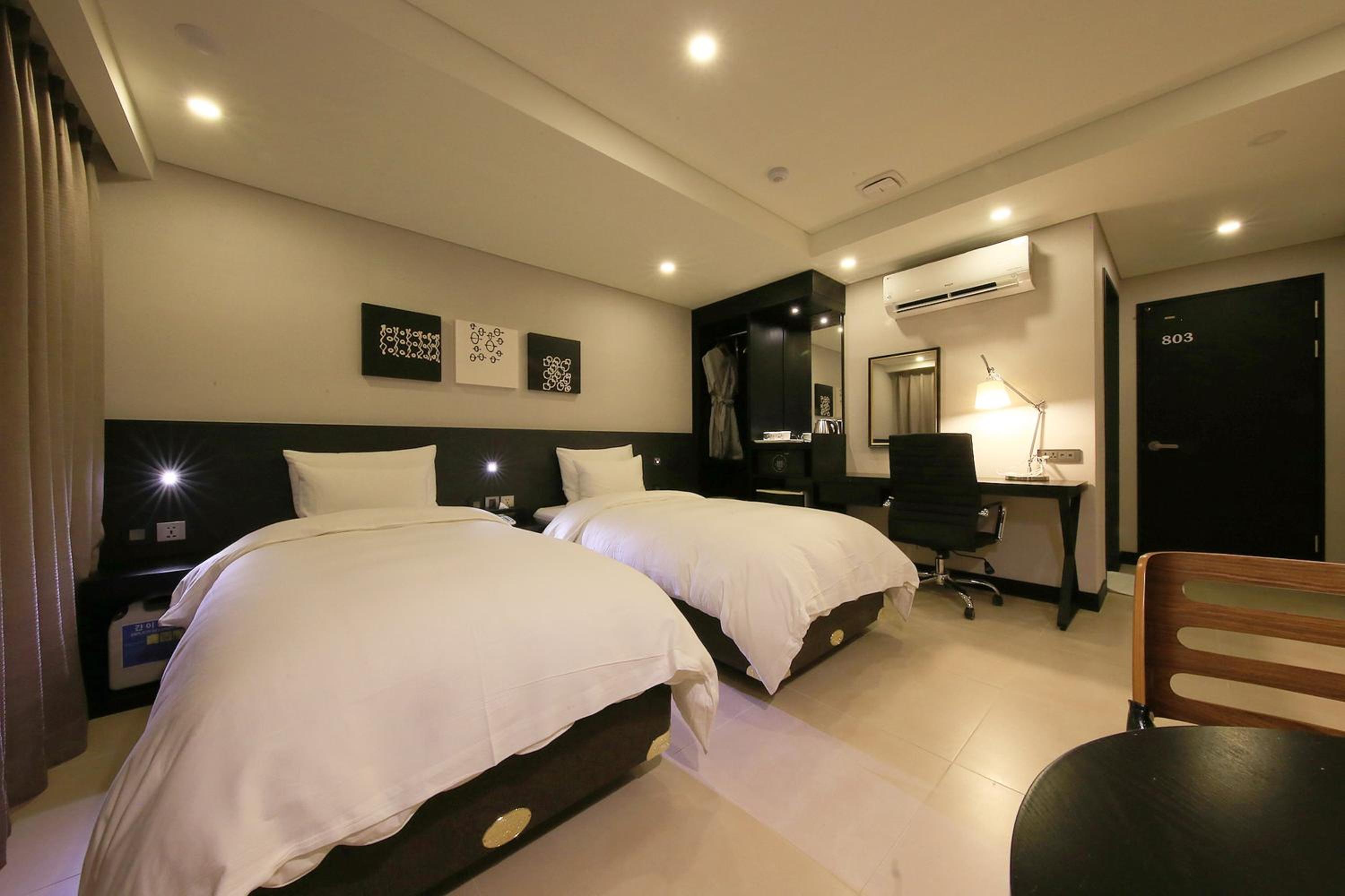 Standard Twin Room - Photo 1
