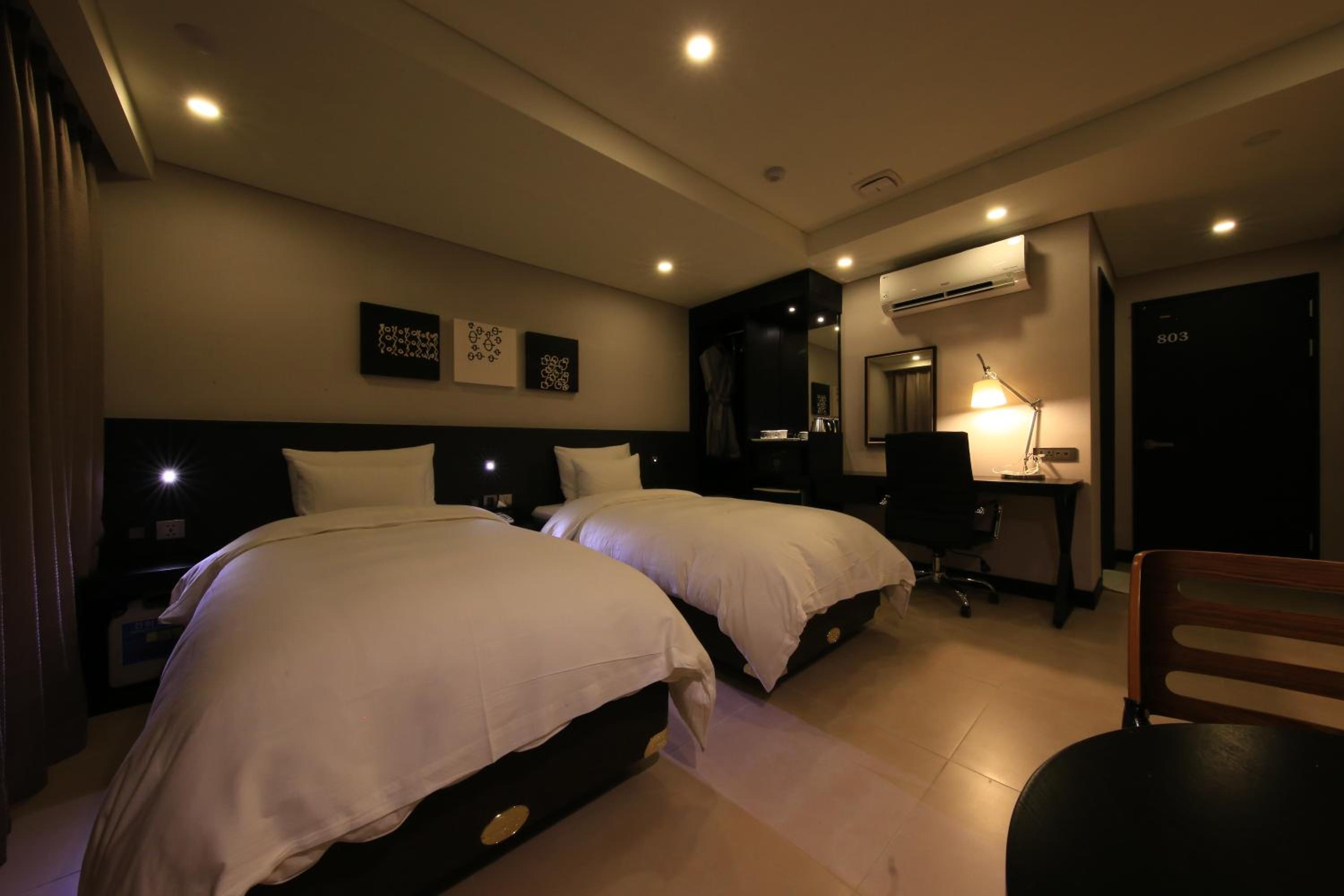 Standard Twin Room - Photo 3
