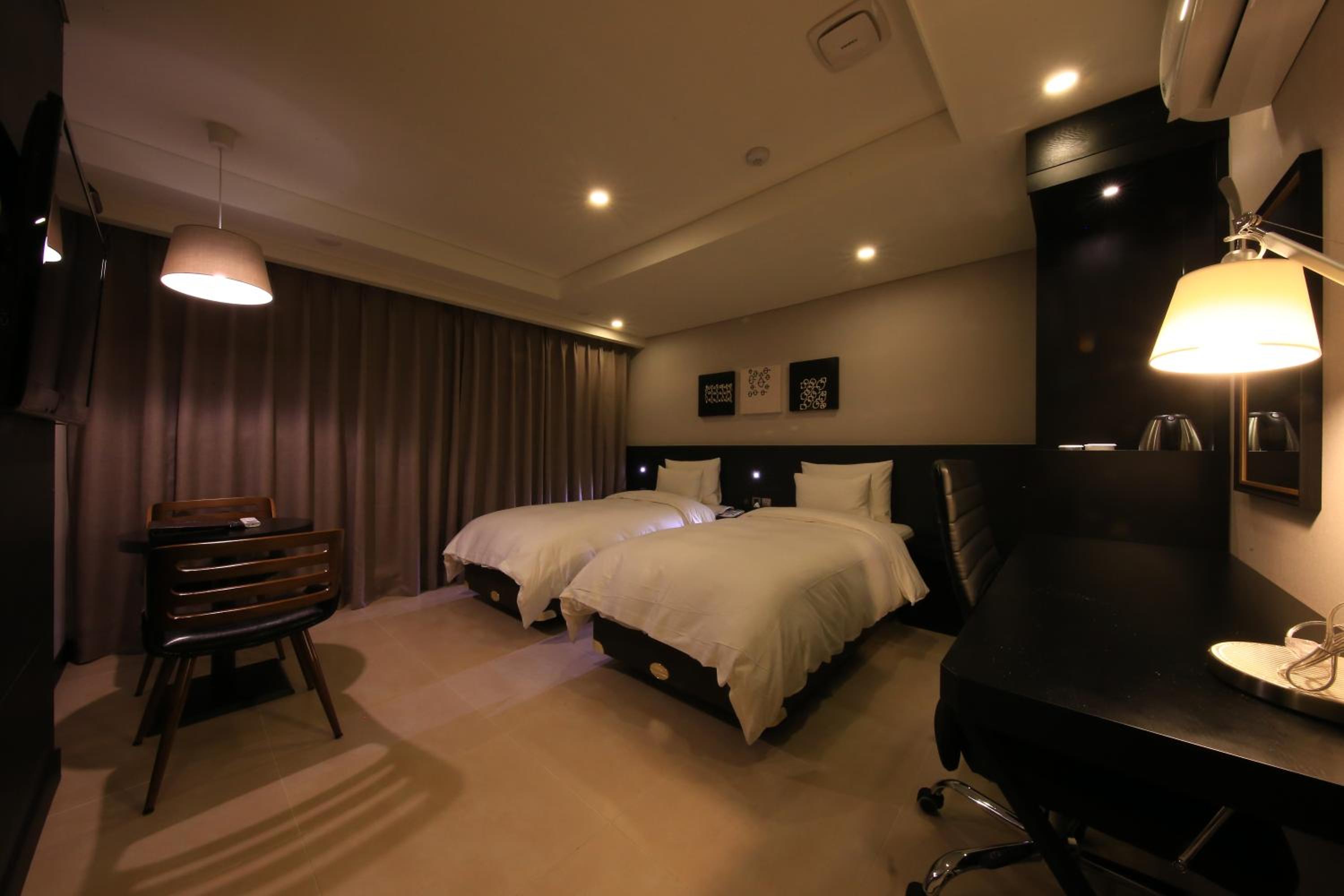 Standard Twin Room - Photo 4