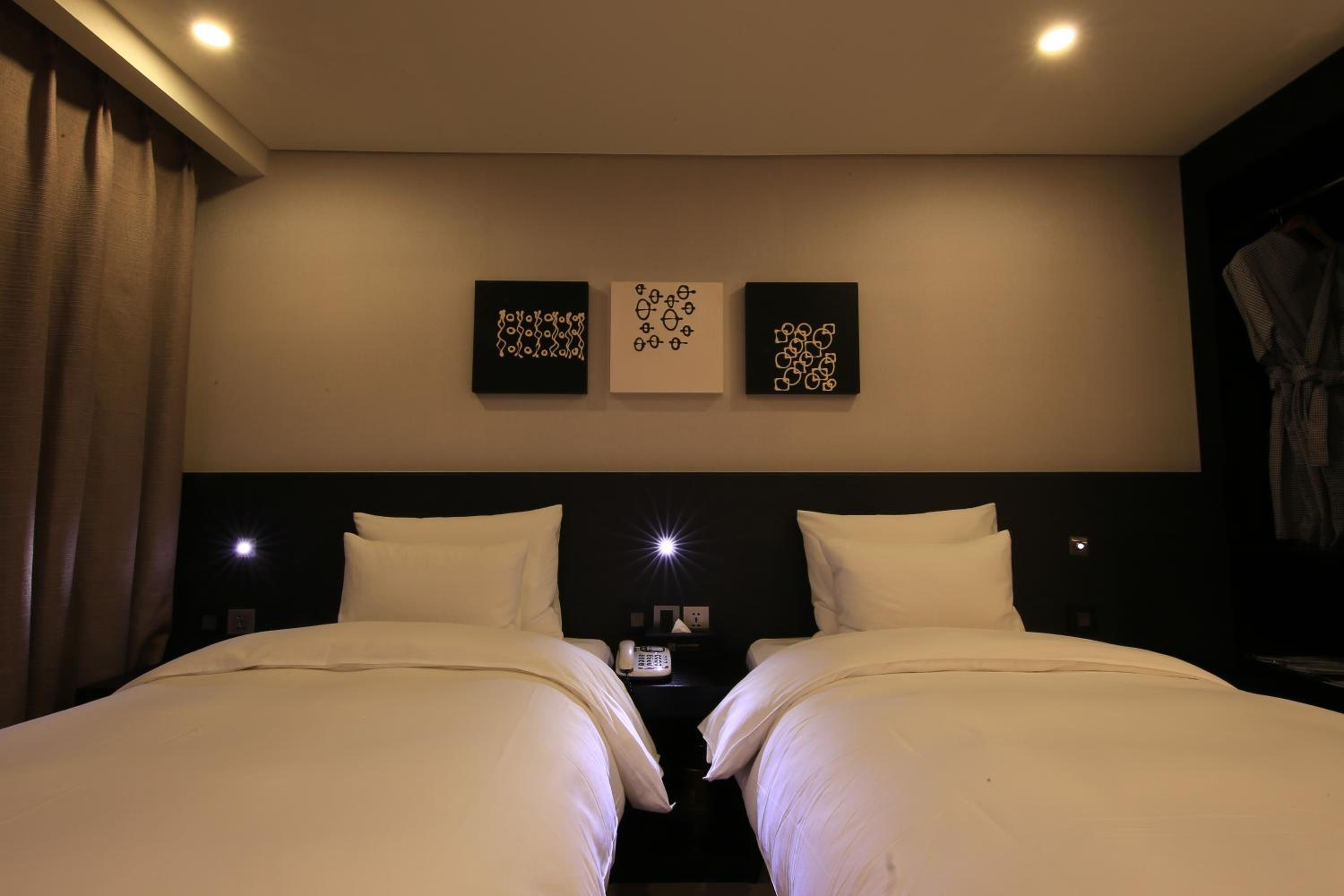 Standard Twin Room - Photo 5