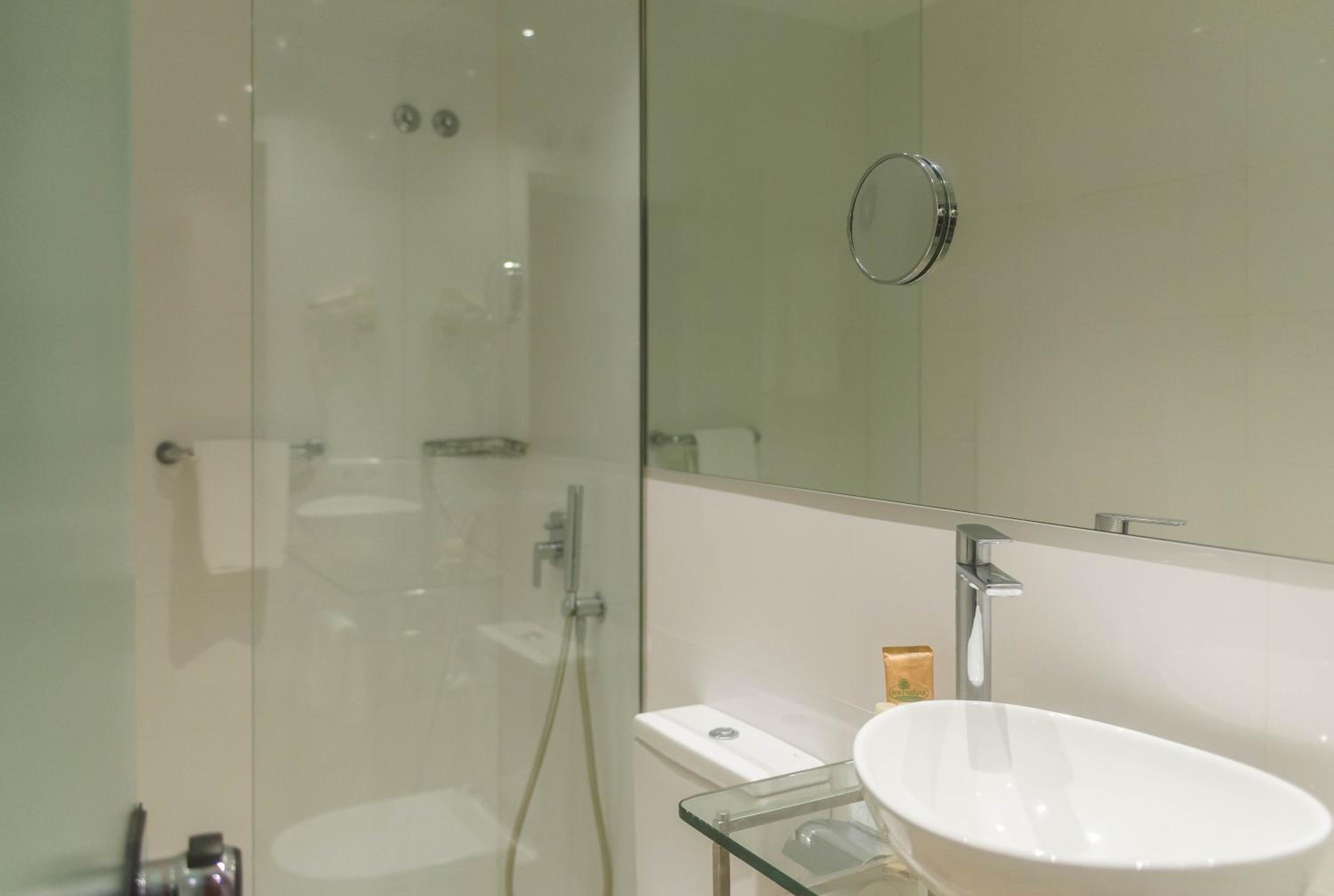 Standard Room with Parking Included - Photo 2