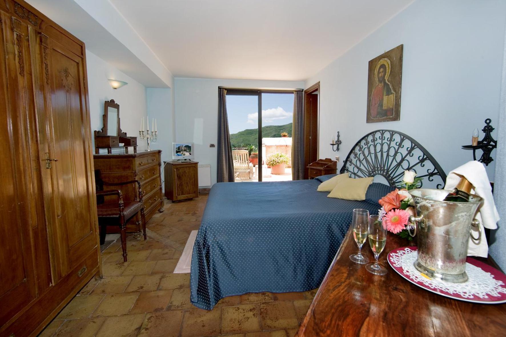 Deluxe Double or Twin Room with View - Photo 6