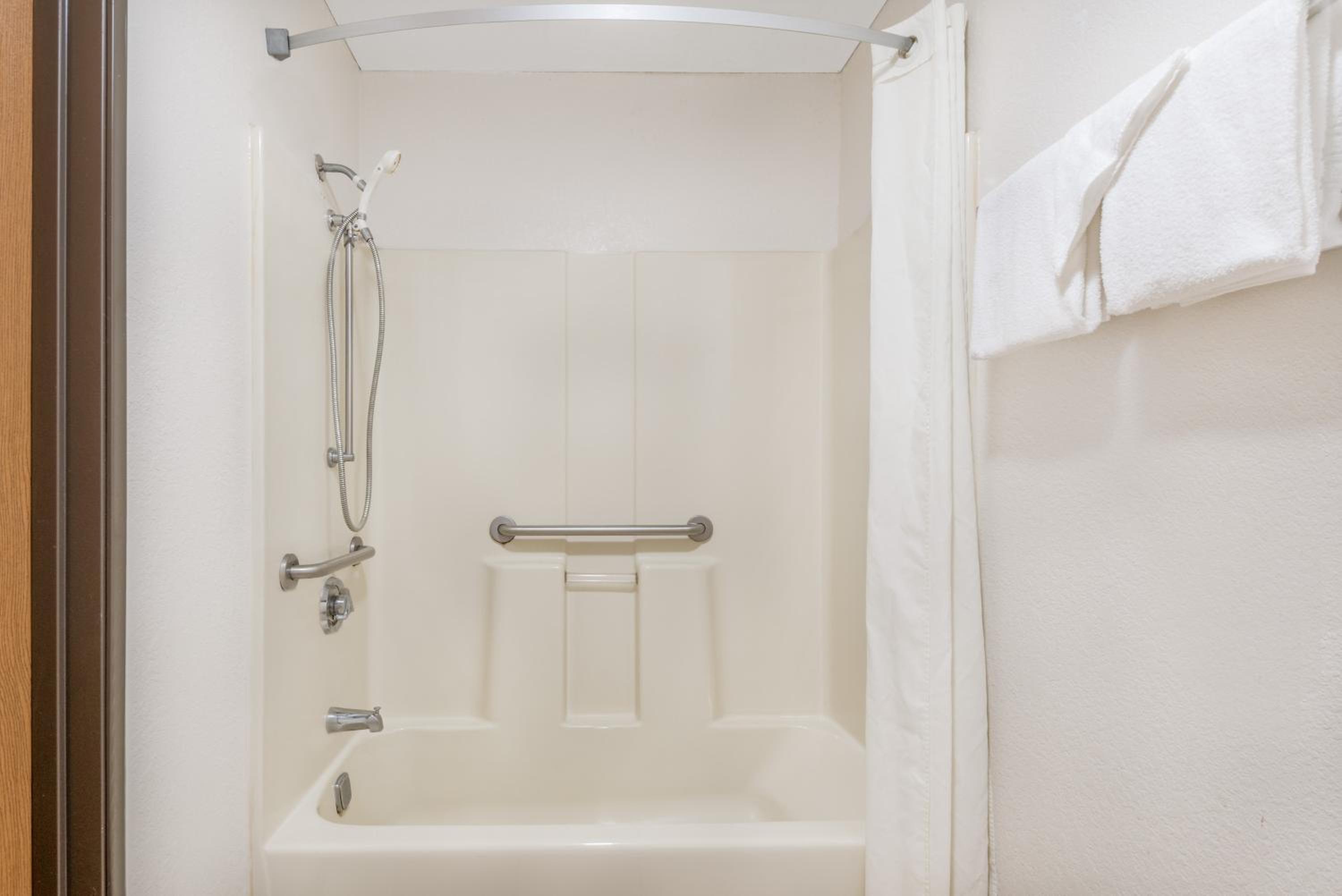 Queen Room - Disability Access - Non-Smoking photo 2