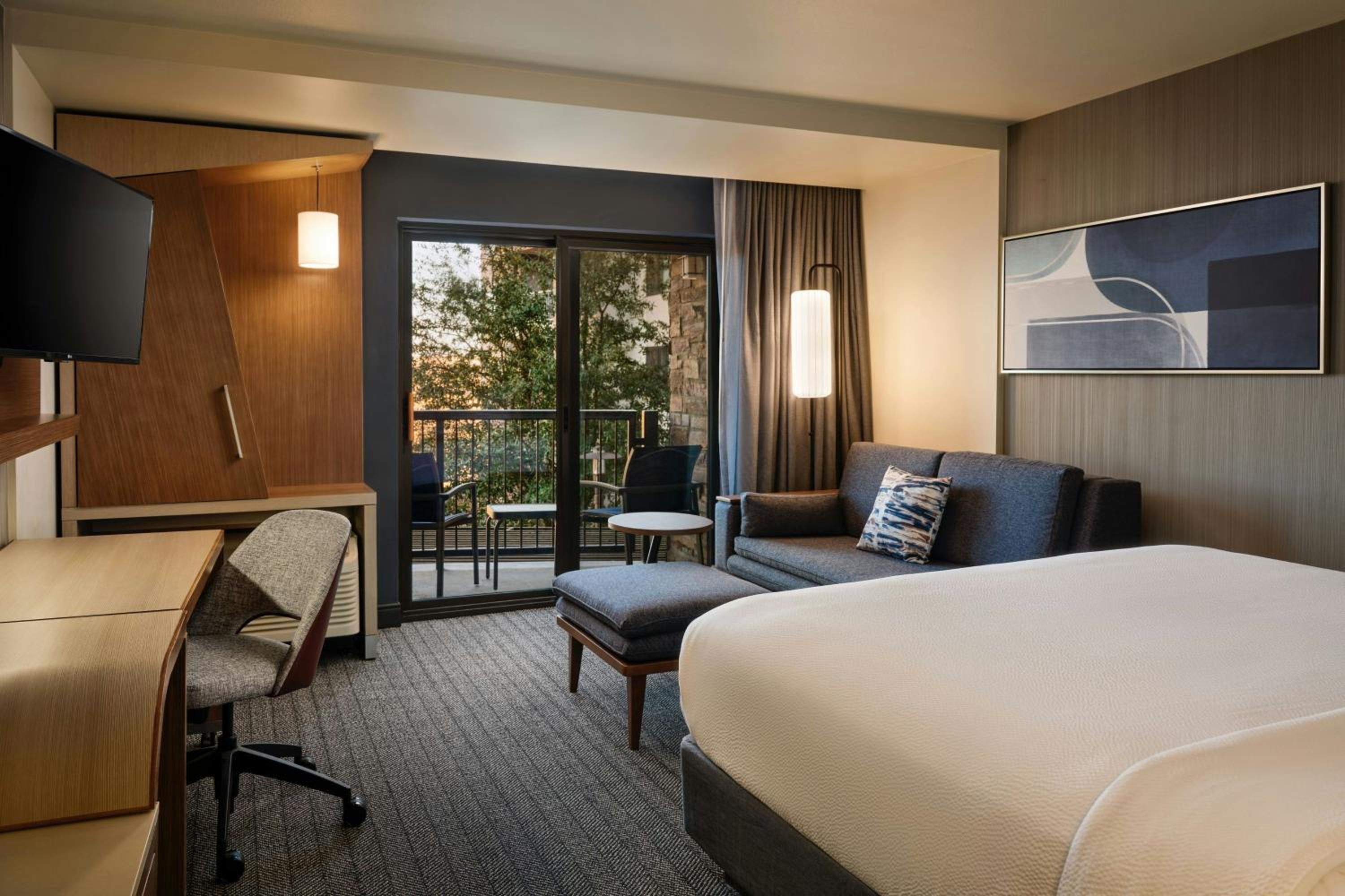 King Room with Balcony and Roll-In Shower - Mobility Access/Hearing Accessible