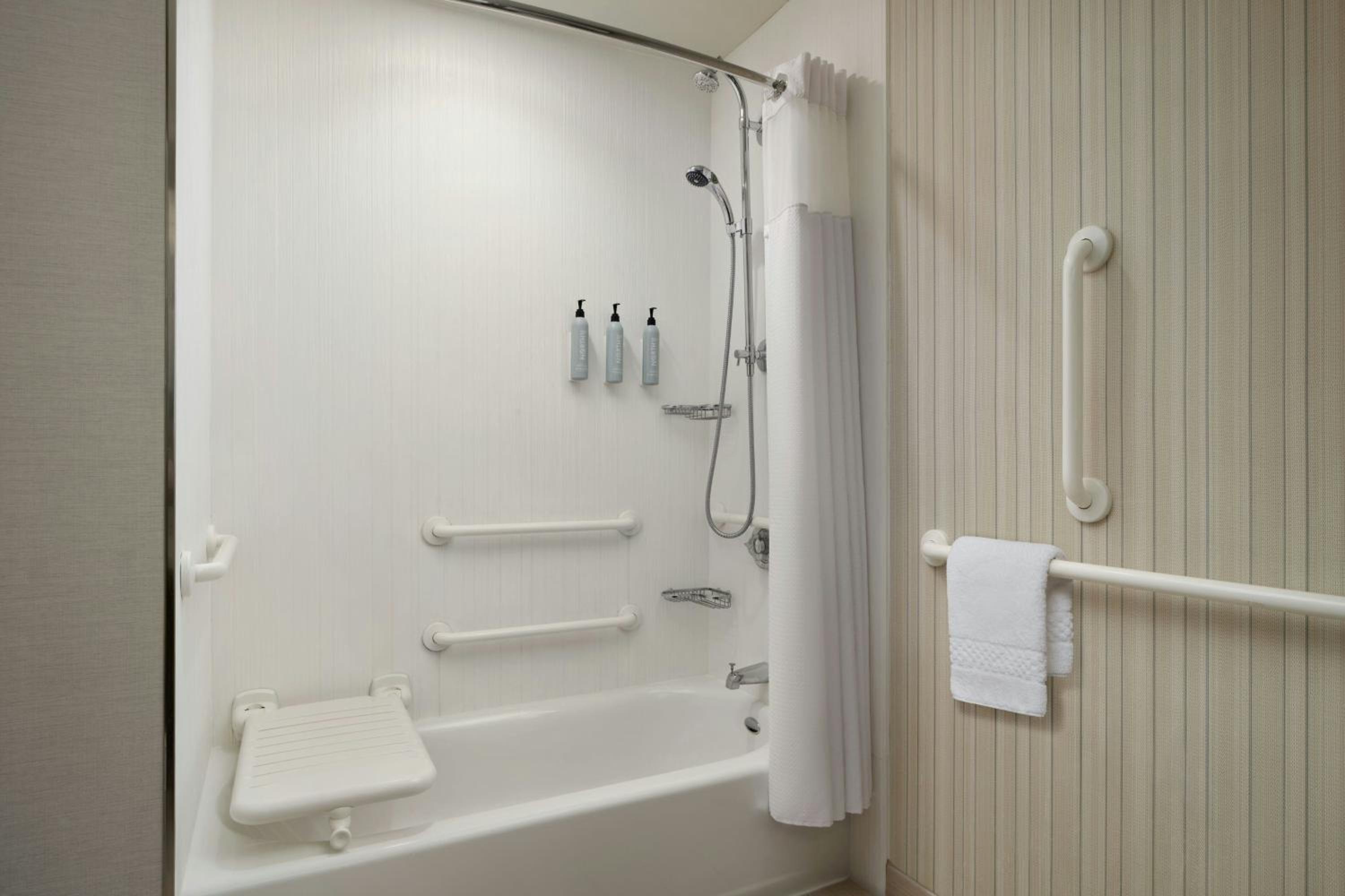 Queen Room with Two Queen Beds and Bathtub - Mobility Access