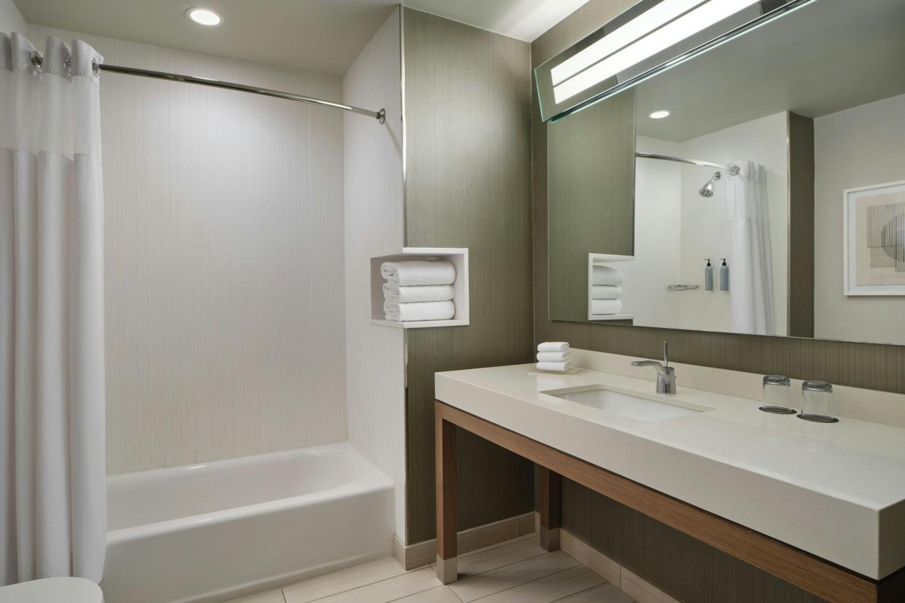 Larger Studio with King Bed, Bathtub and Sofa Bed - Mobility Access