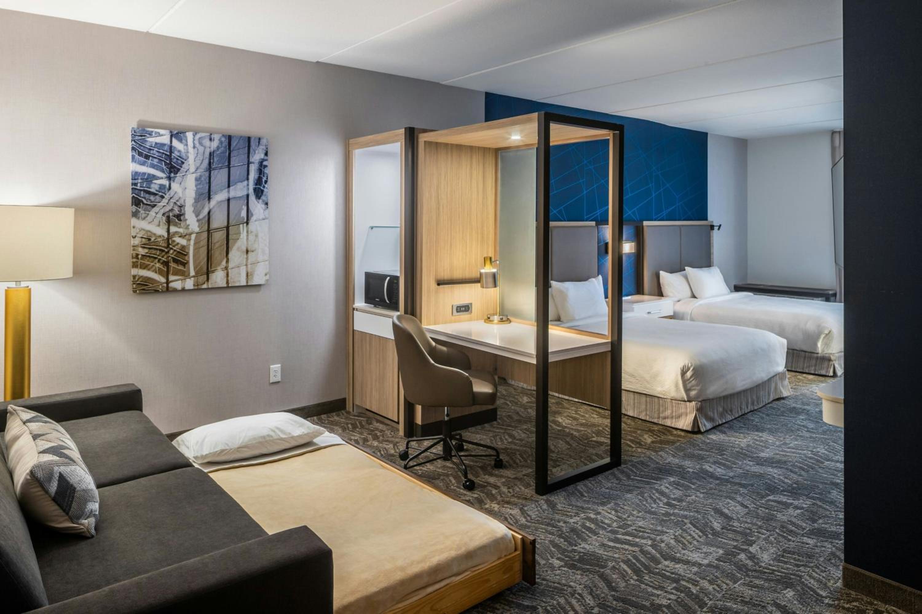 Queen Suite with Sofa Bed - Photo 3