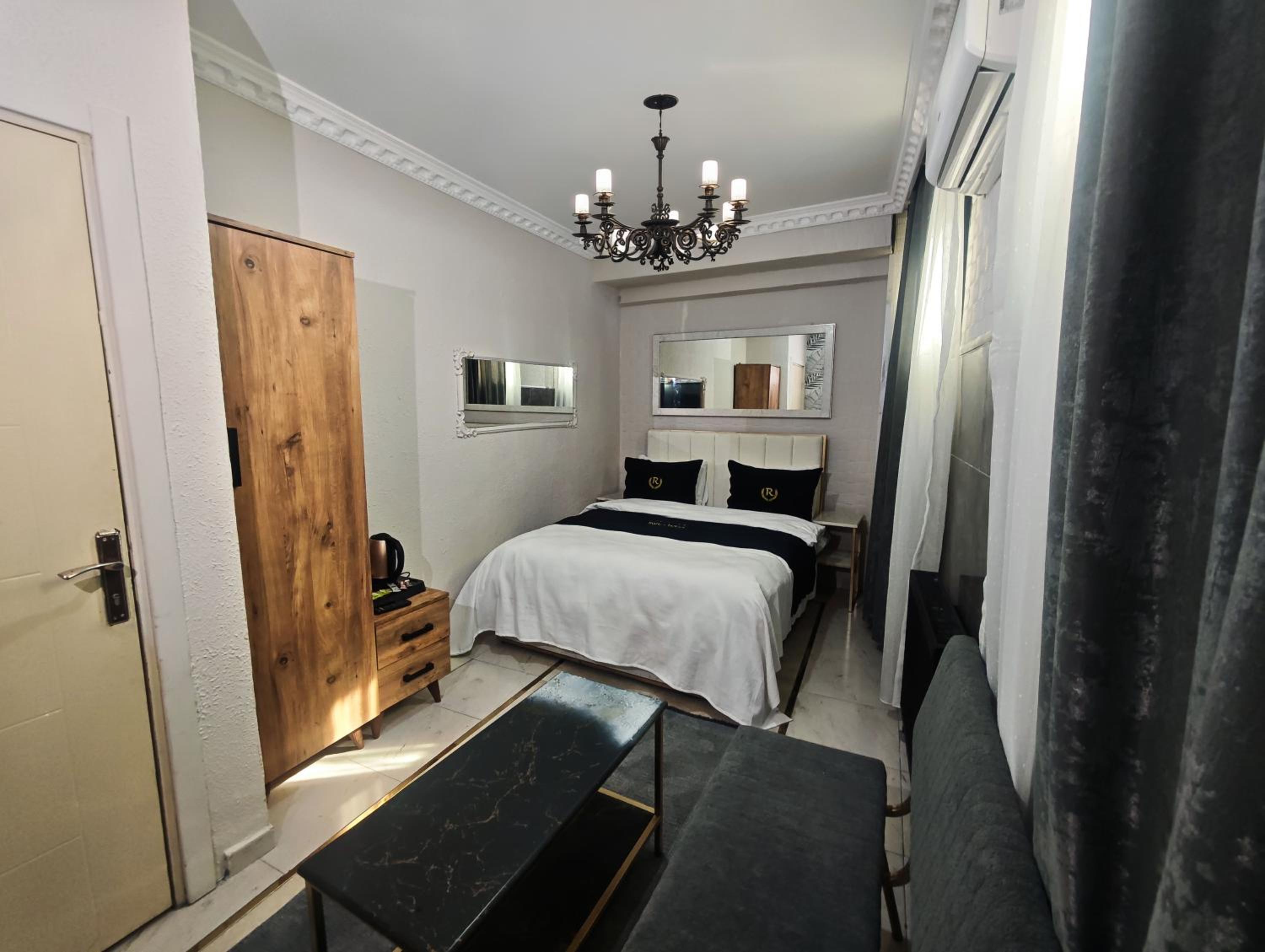 Basement Double Room with Shared Bathroom photo 1