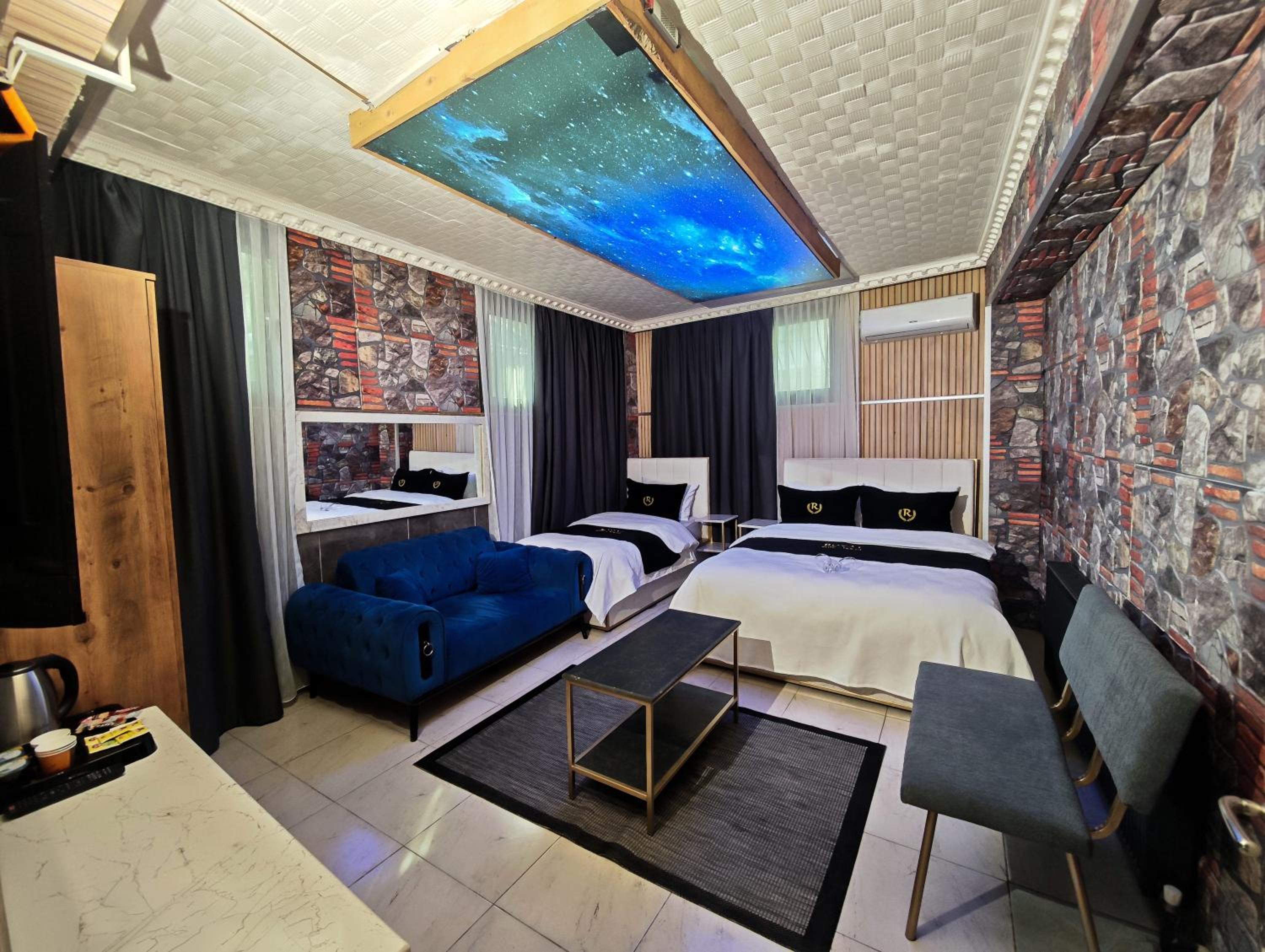 Basement Quadruple Room with Shared Bathroom photo 2